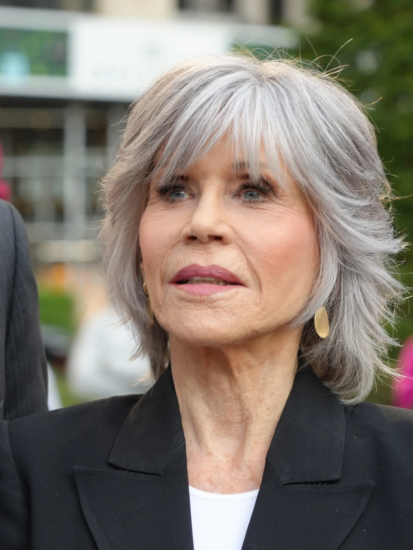 Jane Fonda nosí svoju striebornú hrivu s hrdosťou už niekoľko rokov. 