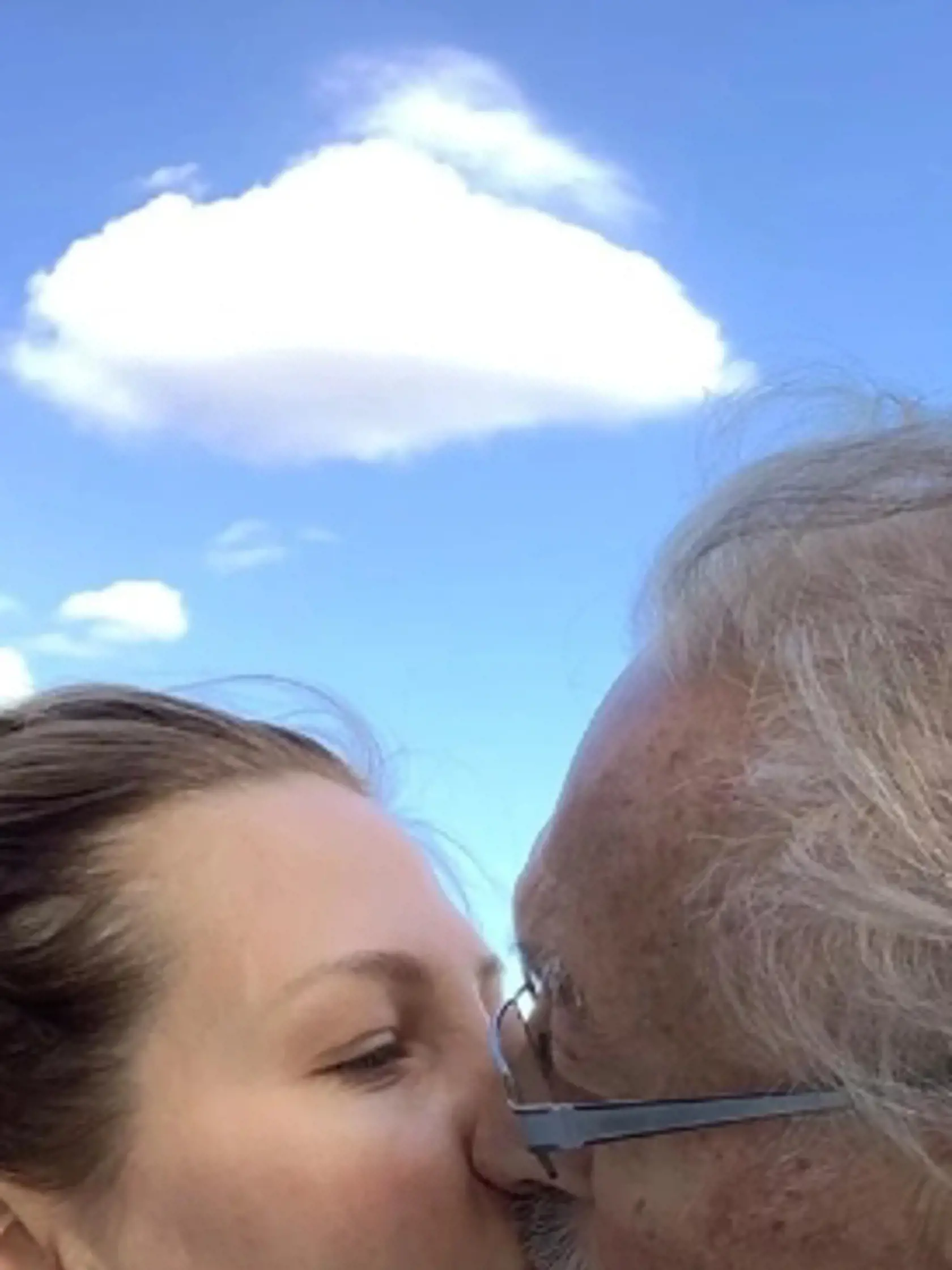Spevák Karel Gott (80) bojuje s akútnou leukémiou, ale ani to mu nebráni v tom, aby komunikoval so svojimi fanúšikmi.