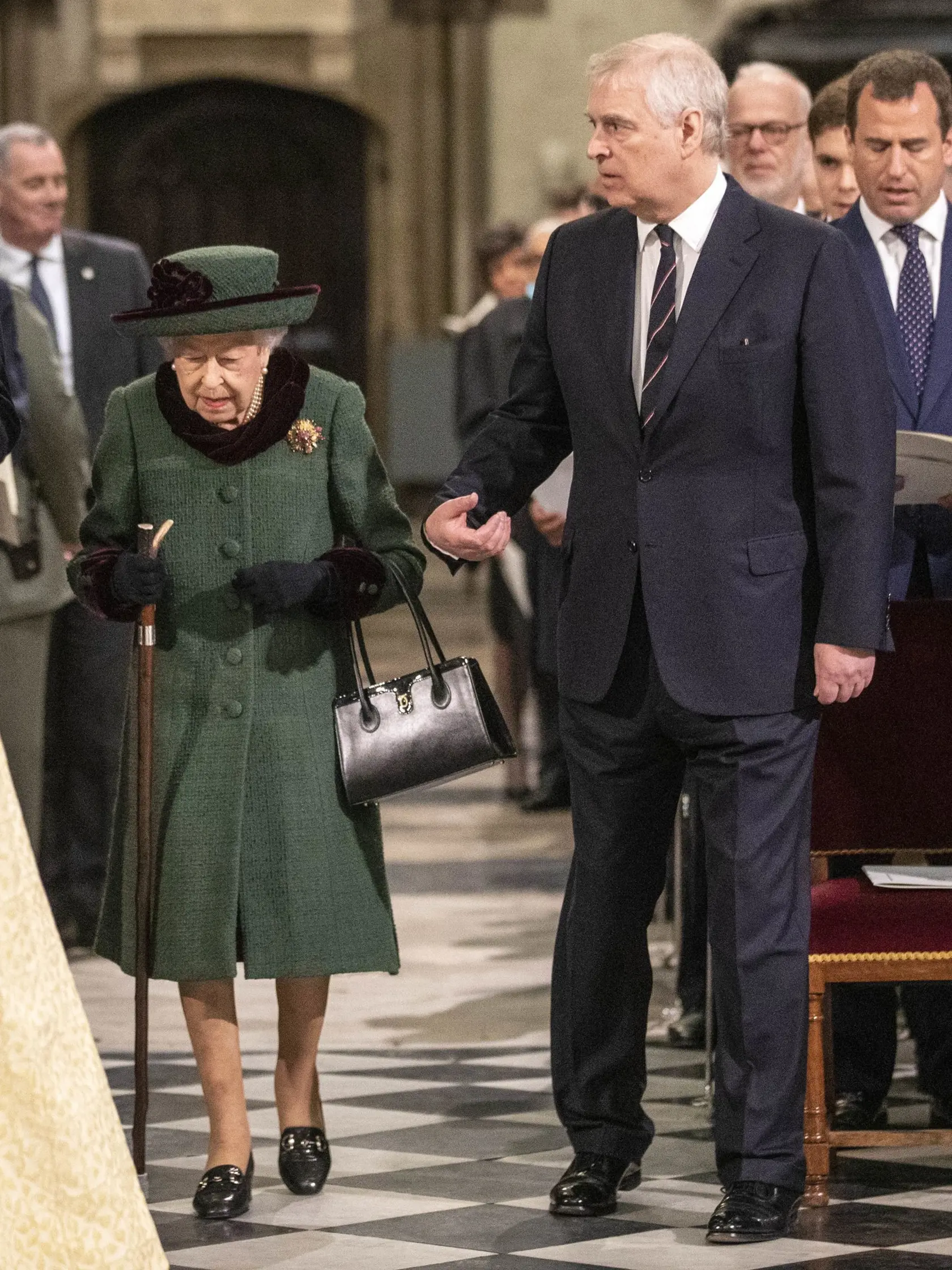 EBE 45 Londýn - Na snímke vľavo britská kráľovná Alžbeta II. prichádza v sprievode syna princa Andrewa na ďakovnú bohoslužbu za zosnulého manžela princa Philipa, vojvodu z Edinburghu vo Westminsterskom opátstve v Londýne 29. marca 2022. FOTO TASR/AP