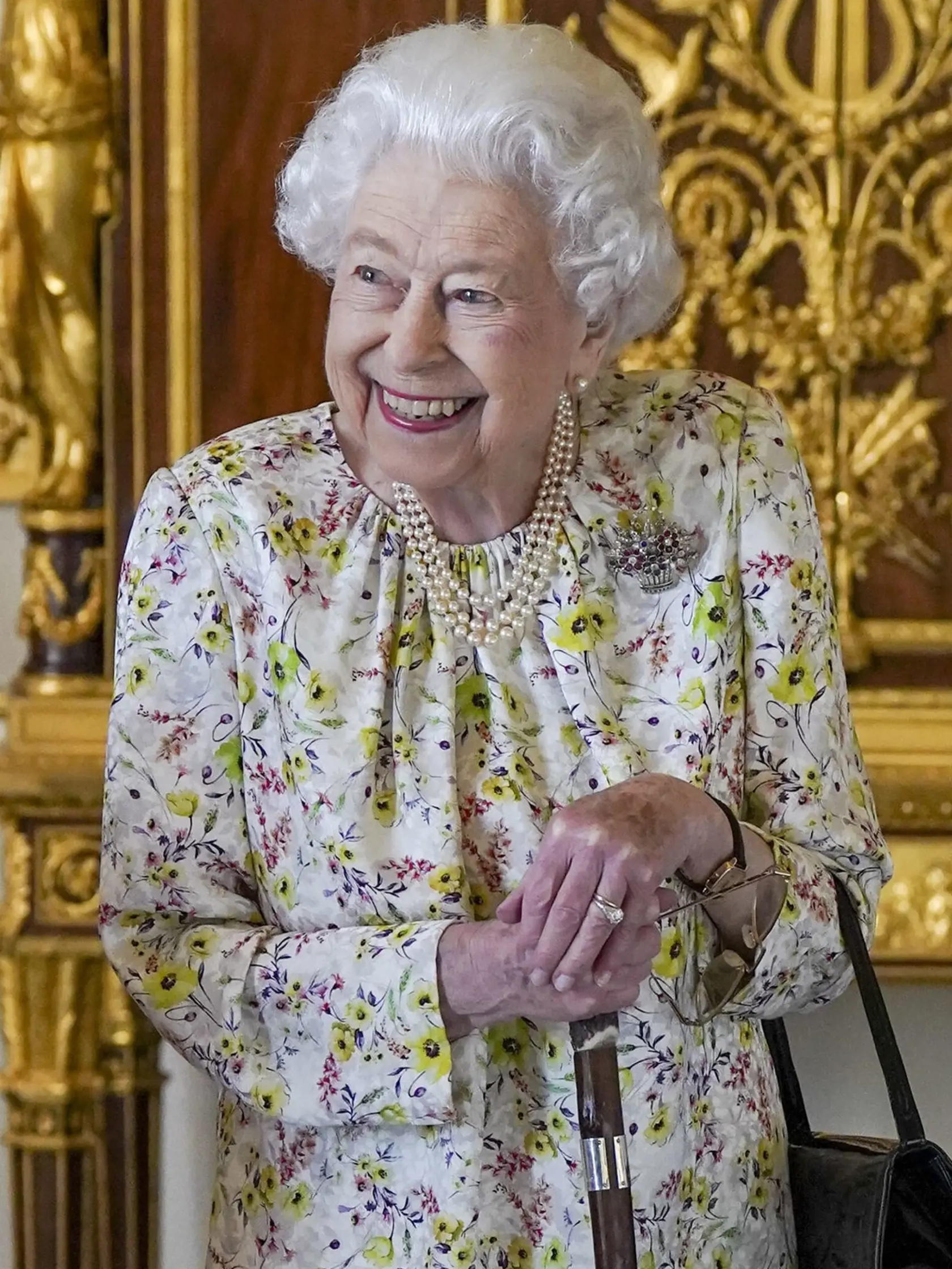 PK 16 Windsor - Britská kráľovná Alžbeta II. prichádza na výstavu artefaktov na oslavu 70. výročia britskej remeselnej spoločnosti Halcyon Days na Windsorskom hrade v stredu 23. marca 2022.