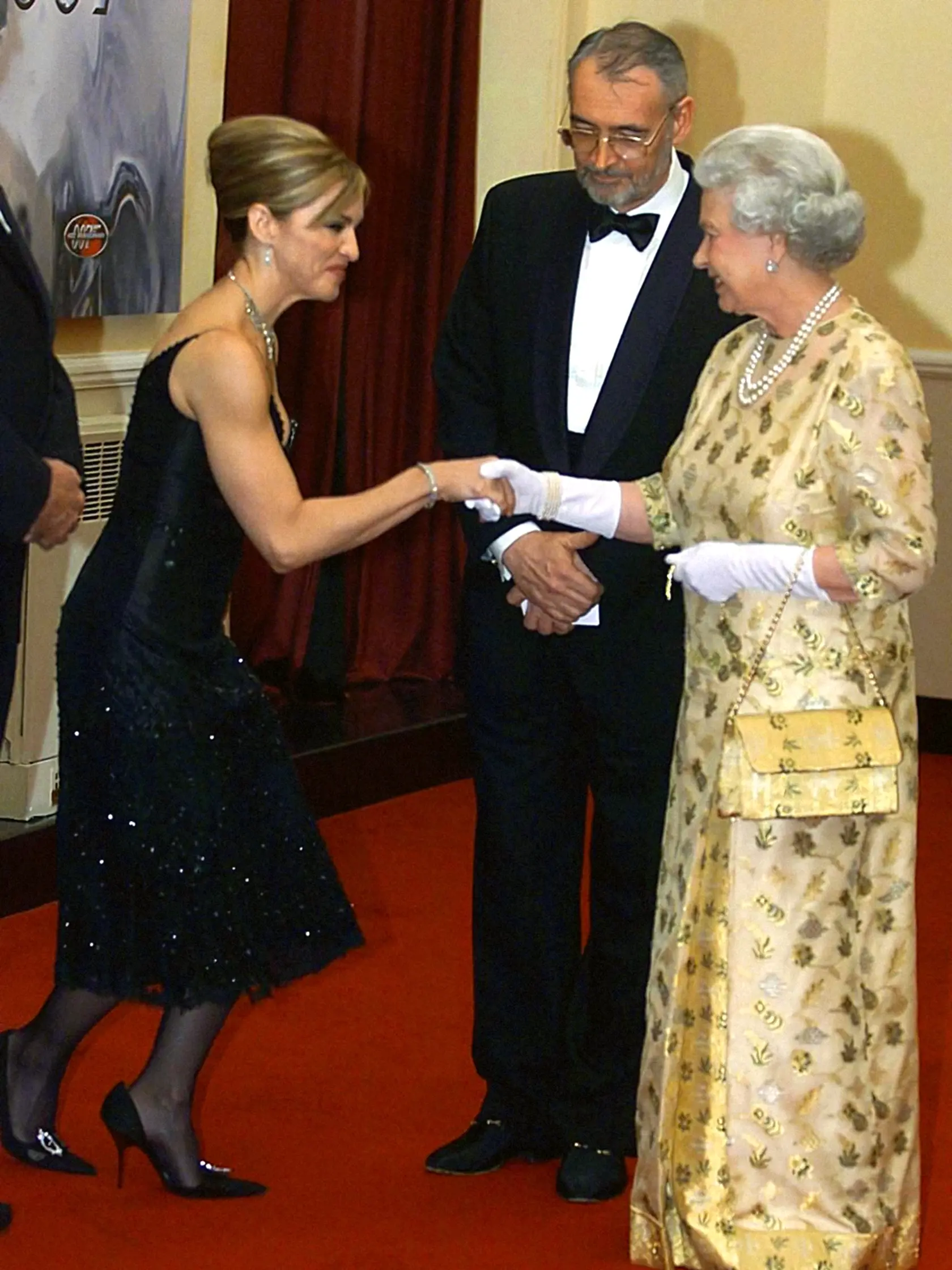 Speváčka Madonna a kráľovná Alžbeta v roku 2002.