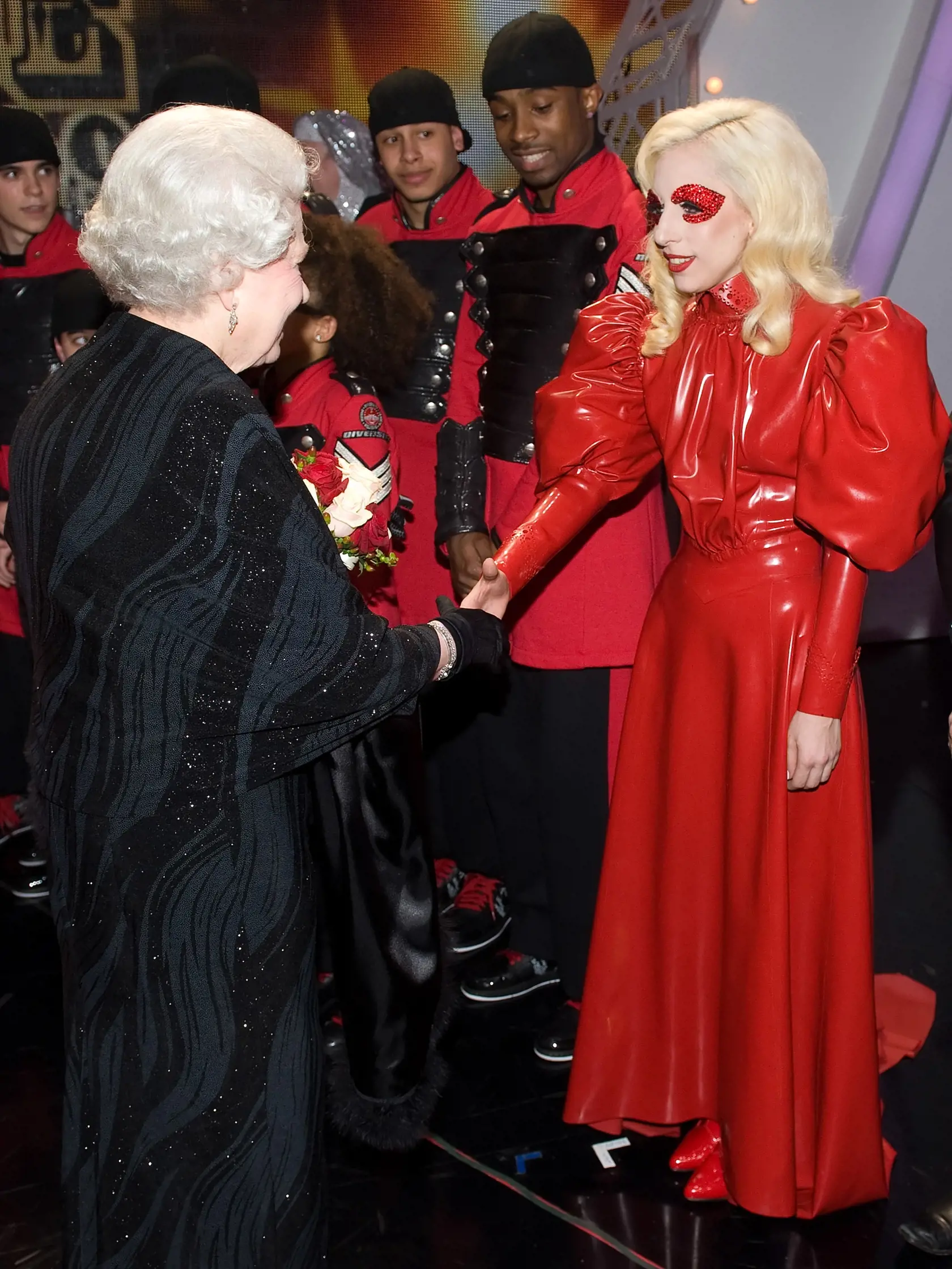 Kráľovná Alžbeta II. a speváčka Lady Gaga v roku 2009.