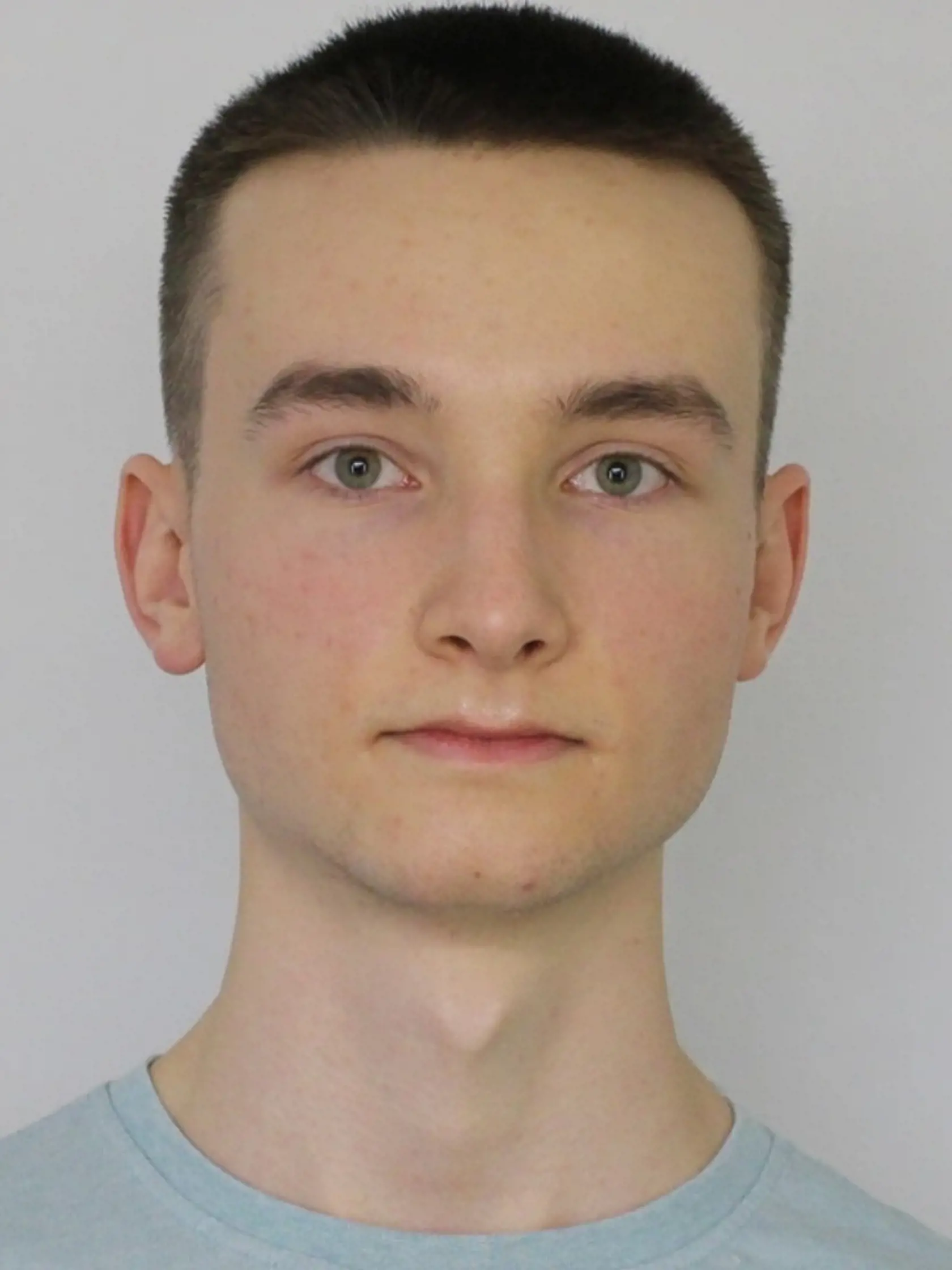 Aj tohto mladíka hľadá polícia. Na snímke je nezvestný 22-ročný Maroš Masár z Bratislavy. Naposledy bol videný v stredu 18. januára 2023 okolo 4.00 h v mieste jeho trvalého bydliska na Žatevnej ulici. Mladík je vysoký približne 185 centimetrov, štíhlej postavy, má krátke čierne vlasy a hnedé oči. "Oblečenú mal tmavozelenú vetrovku s kapucňou, červenú mikinu, modré rifle, hnedé topánky, šedočierny ruksak, na hlave nosí kapucňu," spresnila polícia.