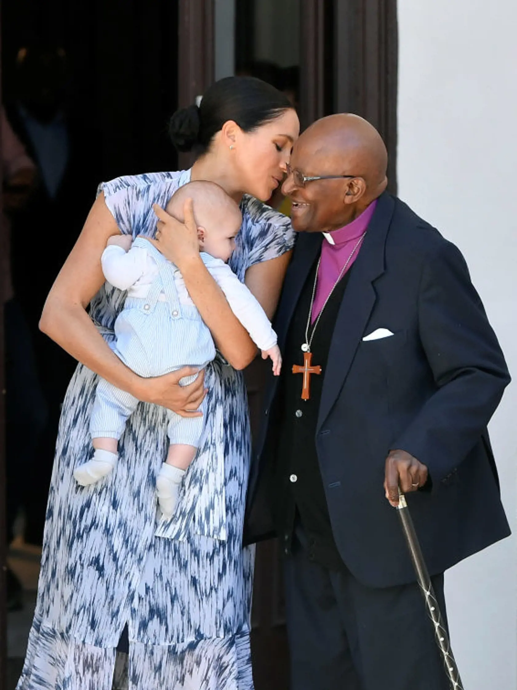 Miestni obyvatelia si pre rodinu pripravili veľkolepé privítanie v podobe tradičného tanca. Meghan a Harry sa k nim dokonca po chvíli bezprostredne pridali. Fanúšikovia, ktorí na nich čakali, tak boli ich priateľským prístupom milo prekvapení. Po príchode sa s domácimi rozprávali, podávali si ruky či dokonca sa s nimi objímali.