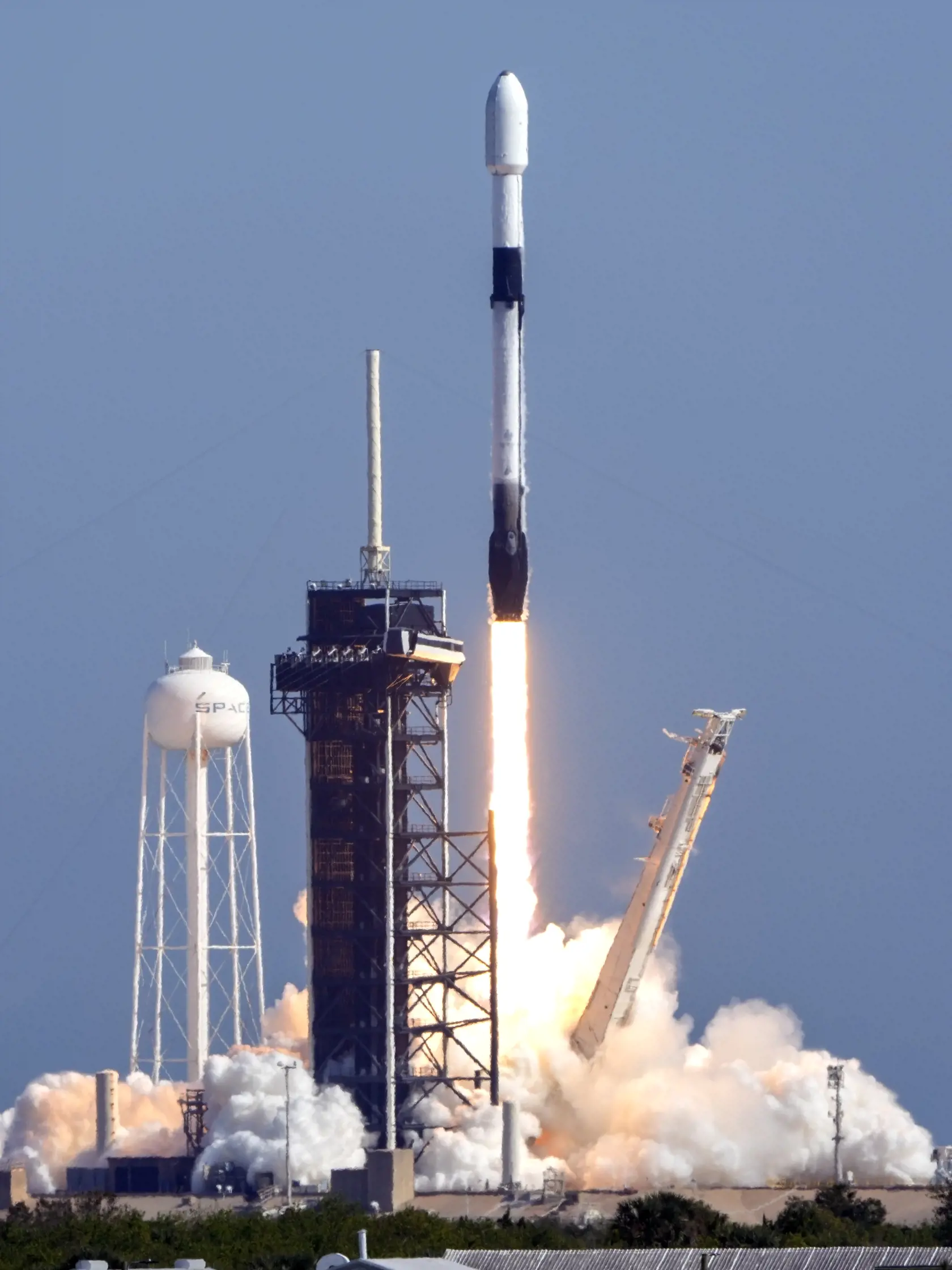WA 10 Mys Canaveral - Raketa Falcon 9 spoločnosti SpaceX, ktorá nesie digitálny rozhlasový satelit SXM-9, štartuje z Kennedyho vesmírneho strediska na Mys Canaveral na Floride vo štvrtok 5. decembra 2024. FOTO TASR/AP 


A SpaceX Falcon 9 rocket with a SXM-9 digital, audio radio satellite payload, lifts off from pad 39A at the Kennedy Space Center in Cape Canaveral, Fla., Thursday, Dec. 5, 2024. (AP Photo/John Raoux)