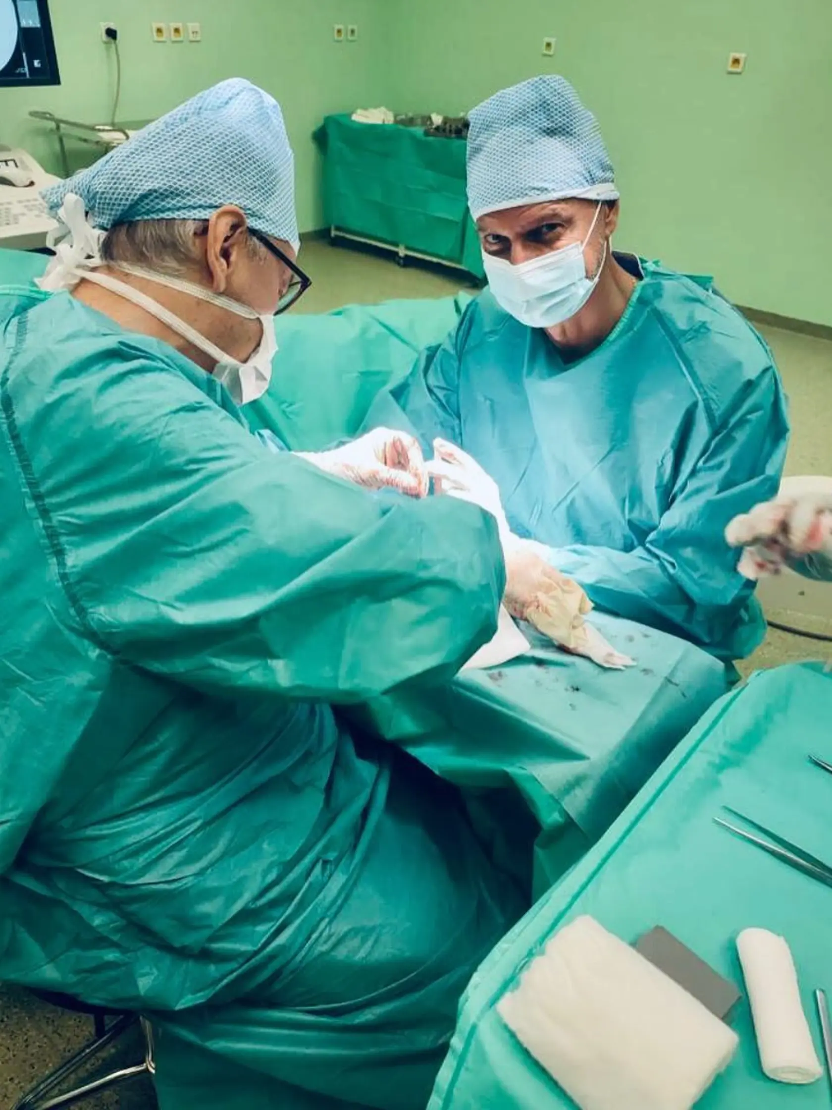 Po skončení vysokej školy pracoval deväť rokov (1995 - 2004) na Klinike úrazovej chirurgie Univerzitnej nemocnice Louisa Pasteura v Košiciach, kde pôsobil (2004 - 2007) aj ako námestník riaditeľa pre liečebno-preventívnu starostlivosť. V rokoch 2007 až 2008 bol riaditeľom Fakultnej nemocnice s poliklinikou v Bratislave.