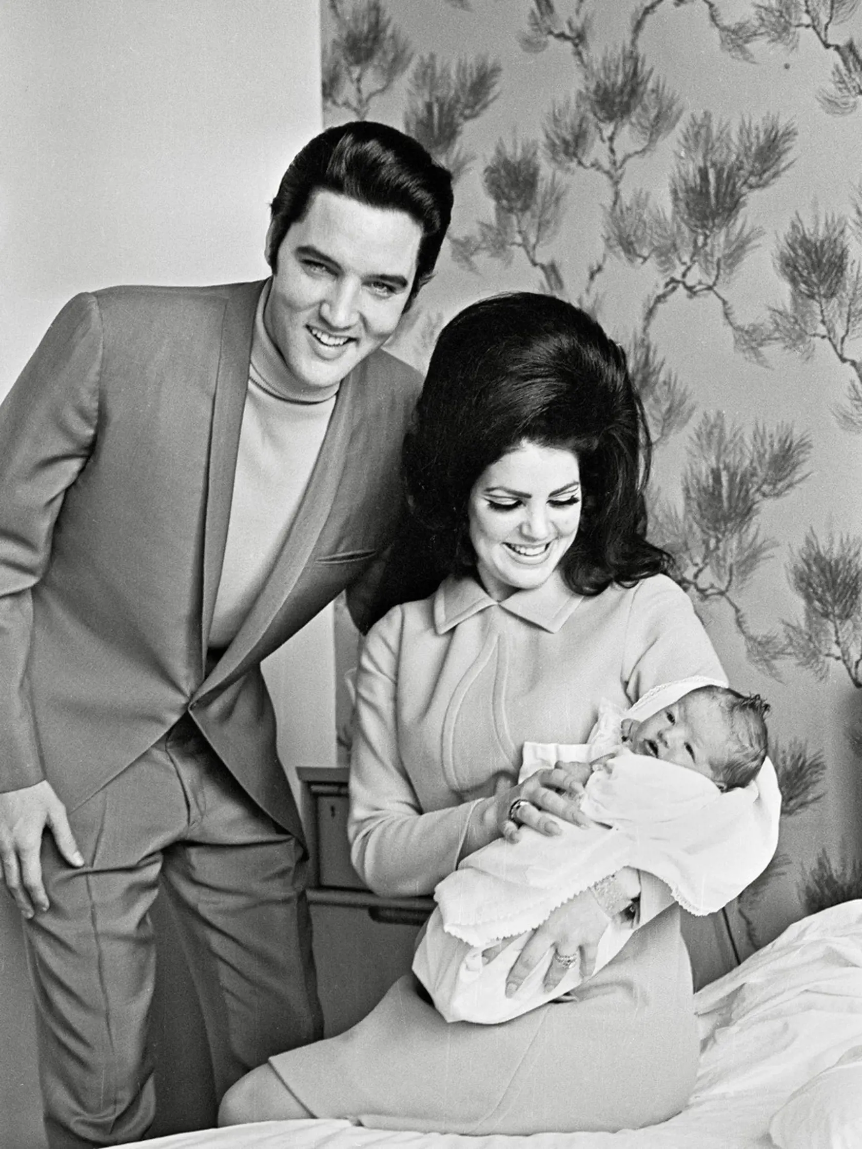 Elvis Presley je známy ako kráľ rokenrolu. Aj po všetkých tých rokoch je považovaný za jedného z najvplyvnejších hudobníkov všetkých čias, najmä ak vezmeme do úvahy, že bol jedným z prvých, ktorý priniesol rockovú hudbu do mainstreamovej hudby.