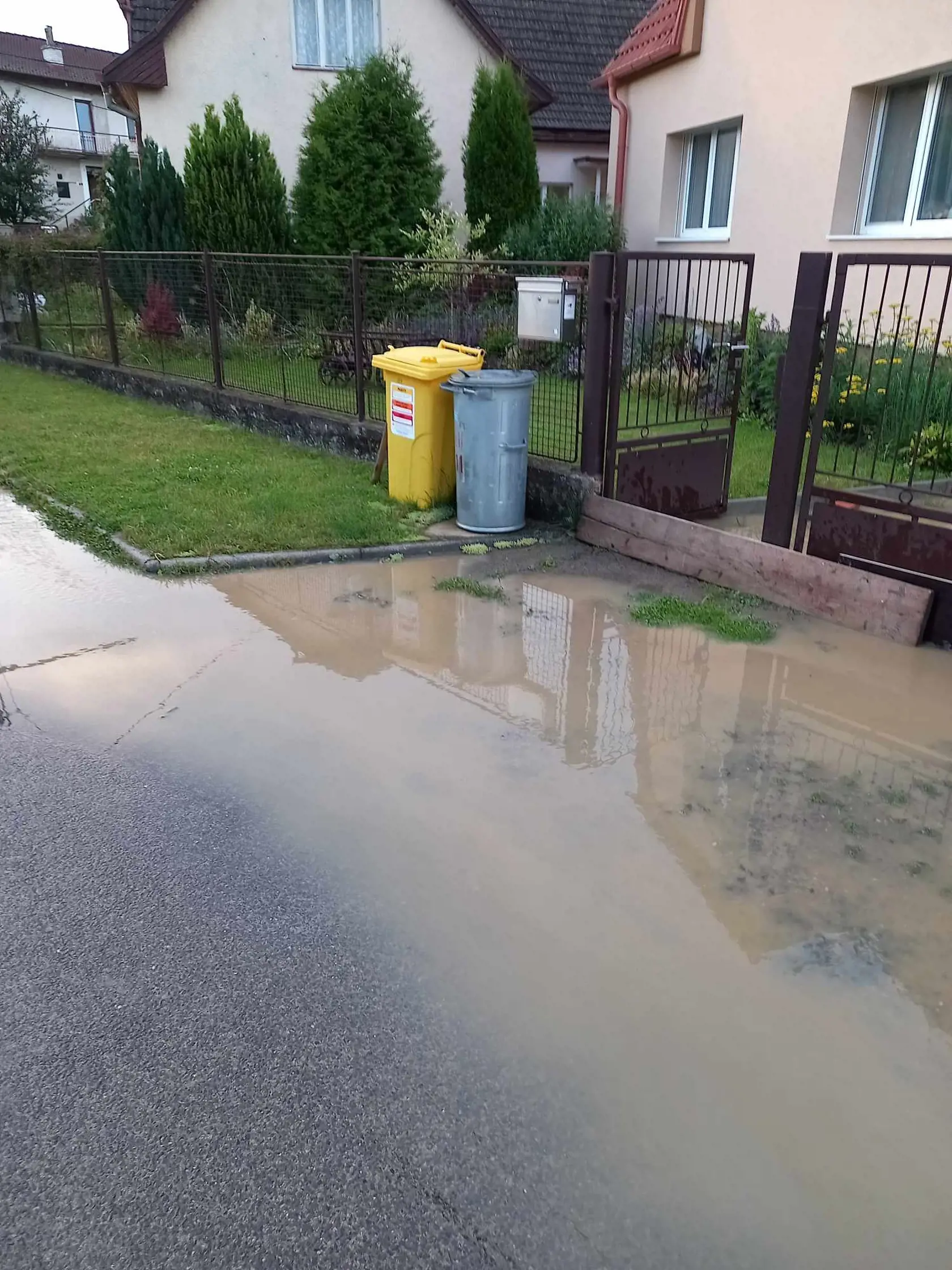 Silné búrky spôsobili záplavy v obci Svinná v Trenčianskom okrese.