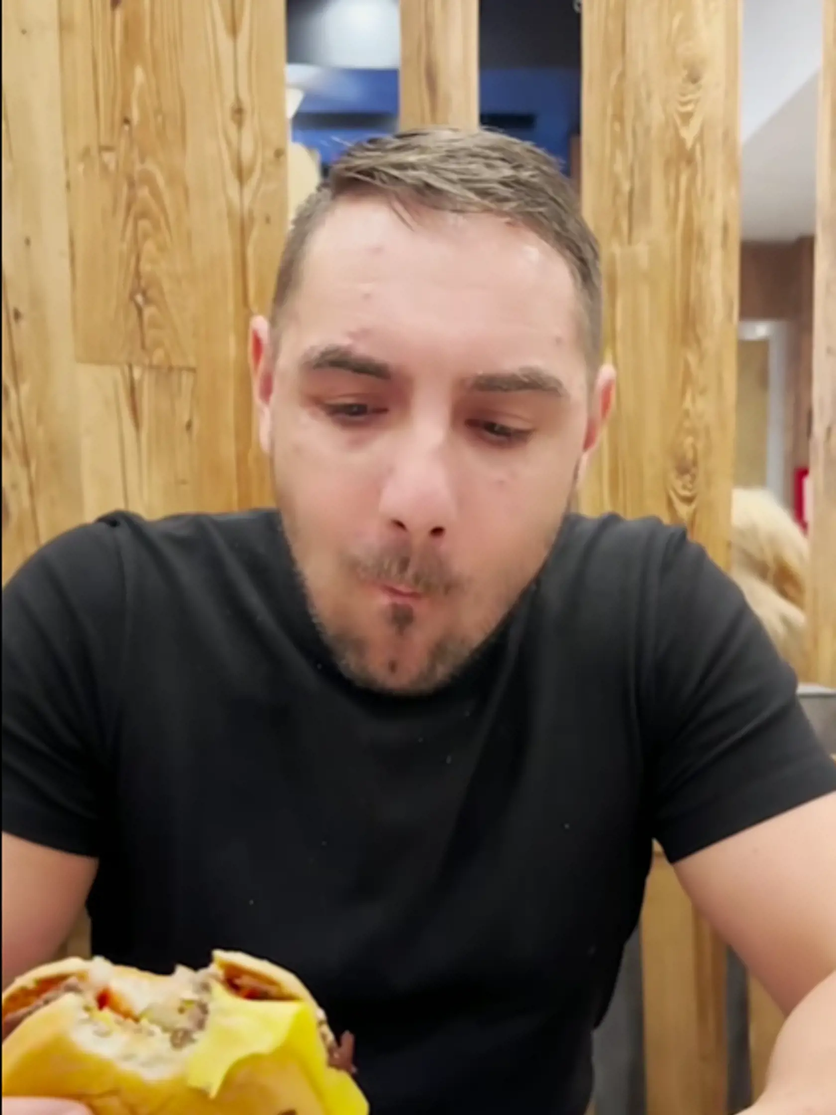 György Gyimesi si pochutnal aj na ruskom hamburgeri.