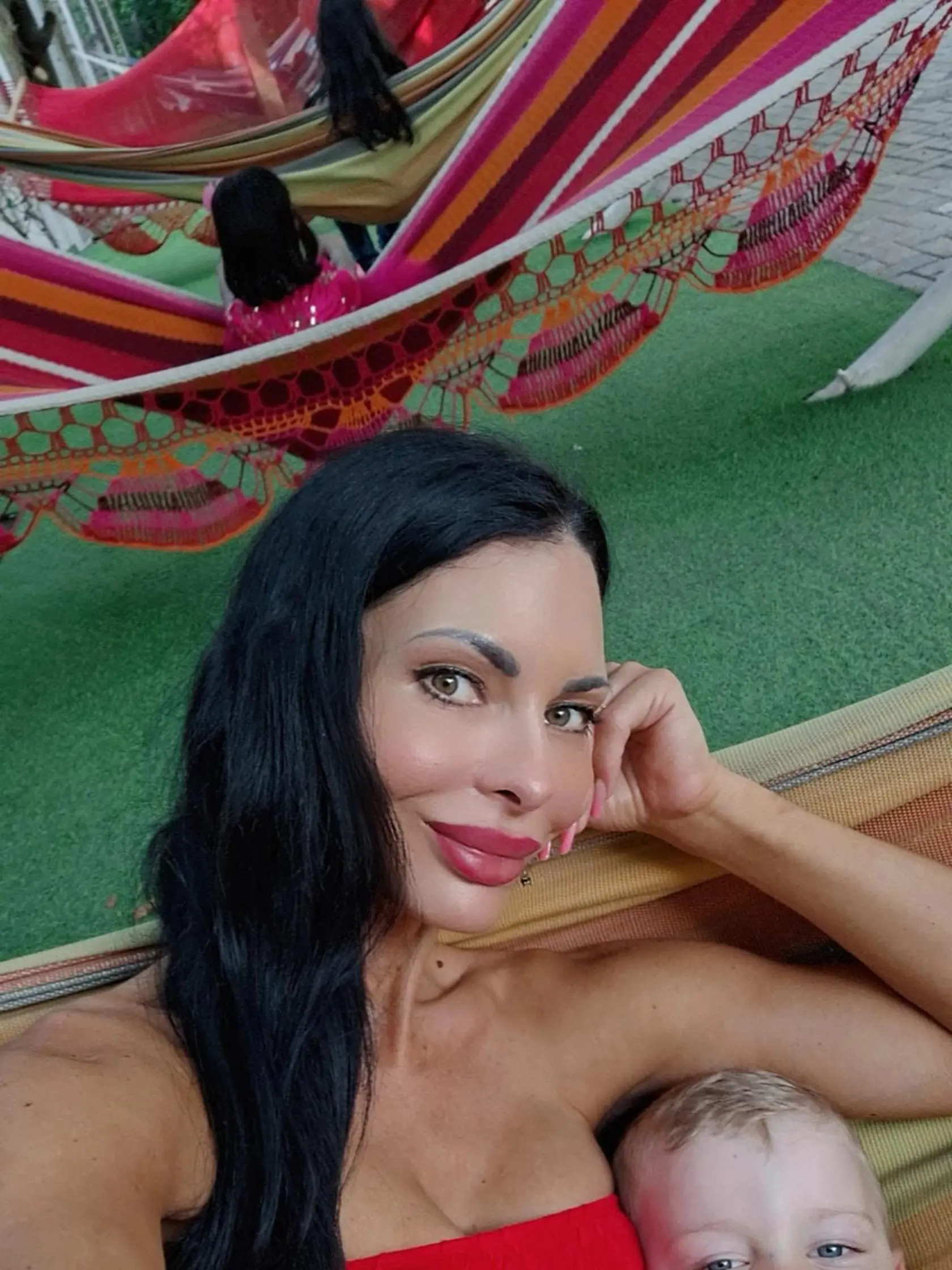 Sexi mamina Mirka Jakubisová sa aktuálne pochválila fotkami z exotického Dubaja, kde odletela spolu so synom Markusom (3), dvomi dcérami z predchádzajúceho vzťahu, a spoločnosť im robil aj predseda parlamentu Kollár.