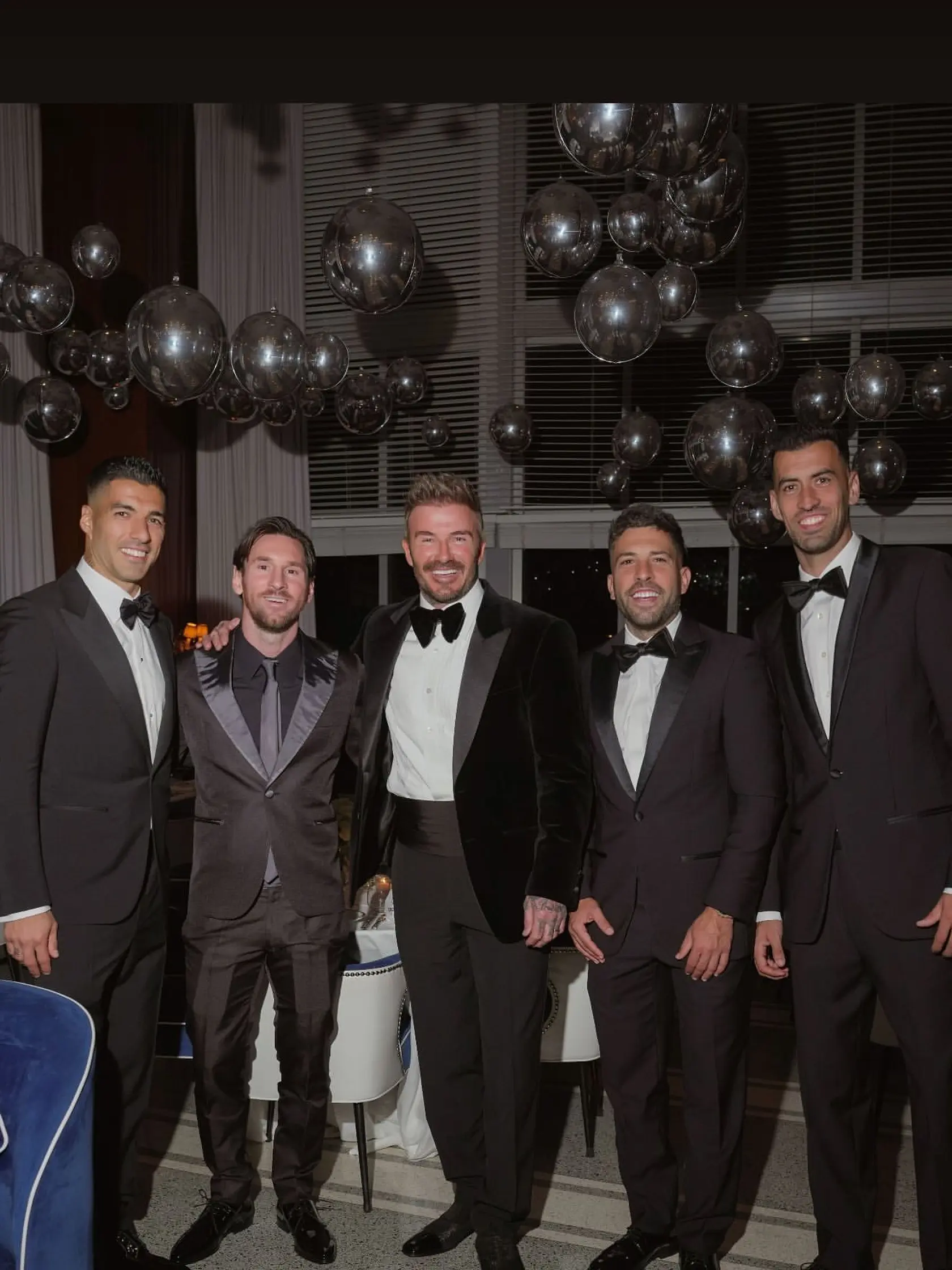 David Beckham predčasne začal s oslavami 50-ky v Miami. Nechýbali futbalisti z tímu Inter Miami, ako Luis Suárez, Jordi Alba, Sergio Busquets či futbalová legenda, Argentínčan Lionel Messi. 