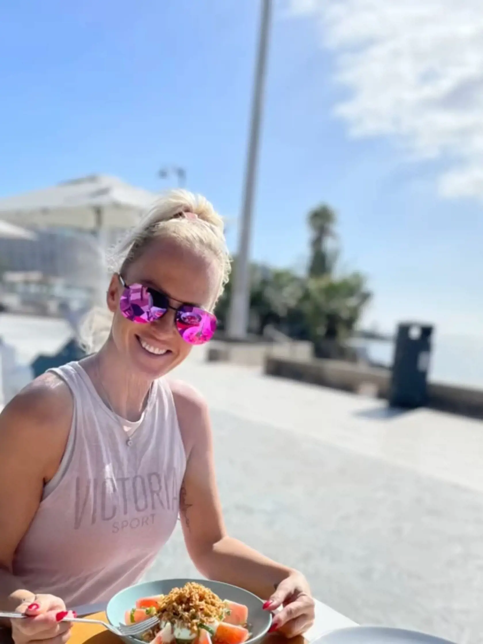 Zuzana si rada vychutná raňajky na pláži.