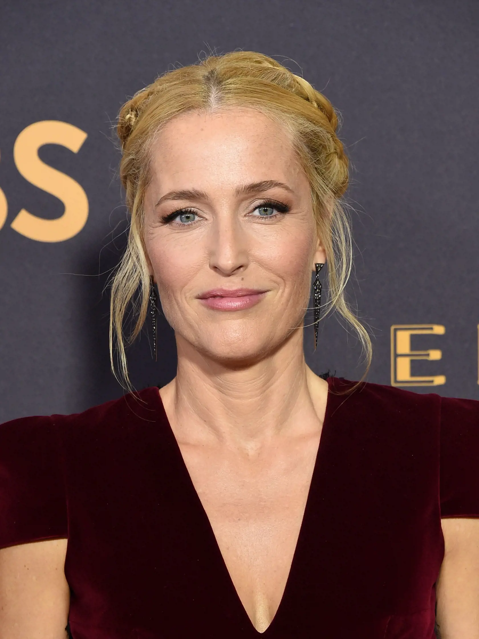 Gillian Anderson v zamatových šatách vínovej farby očarila.