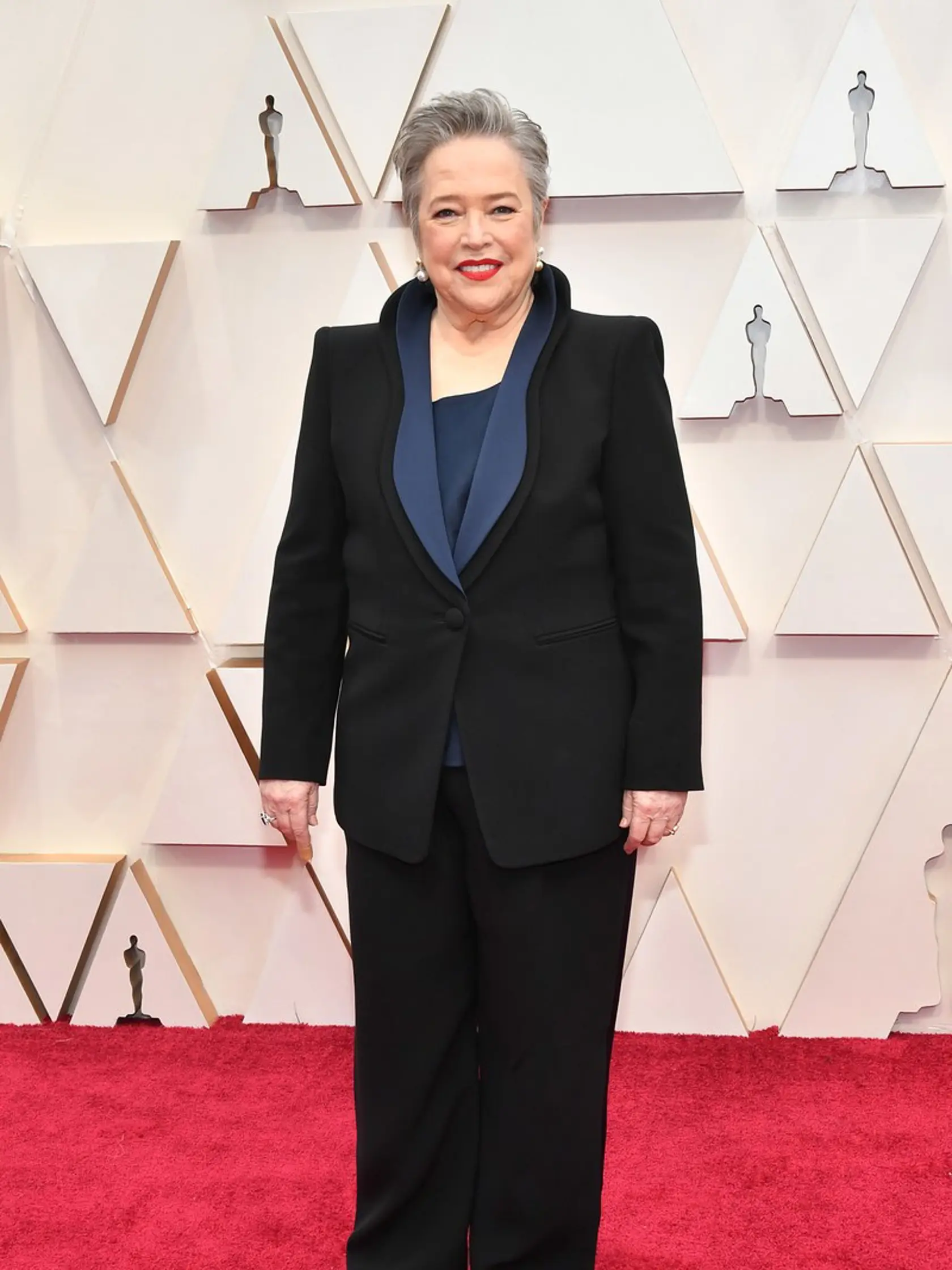 Ďalšia dáma s vycibreným vkusom Kathy Bates vyzerá ako výpravca vlakov alebo pani z mestského úradu, ktorá oddávala mladomanželov v roku 1978
