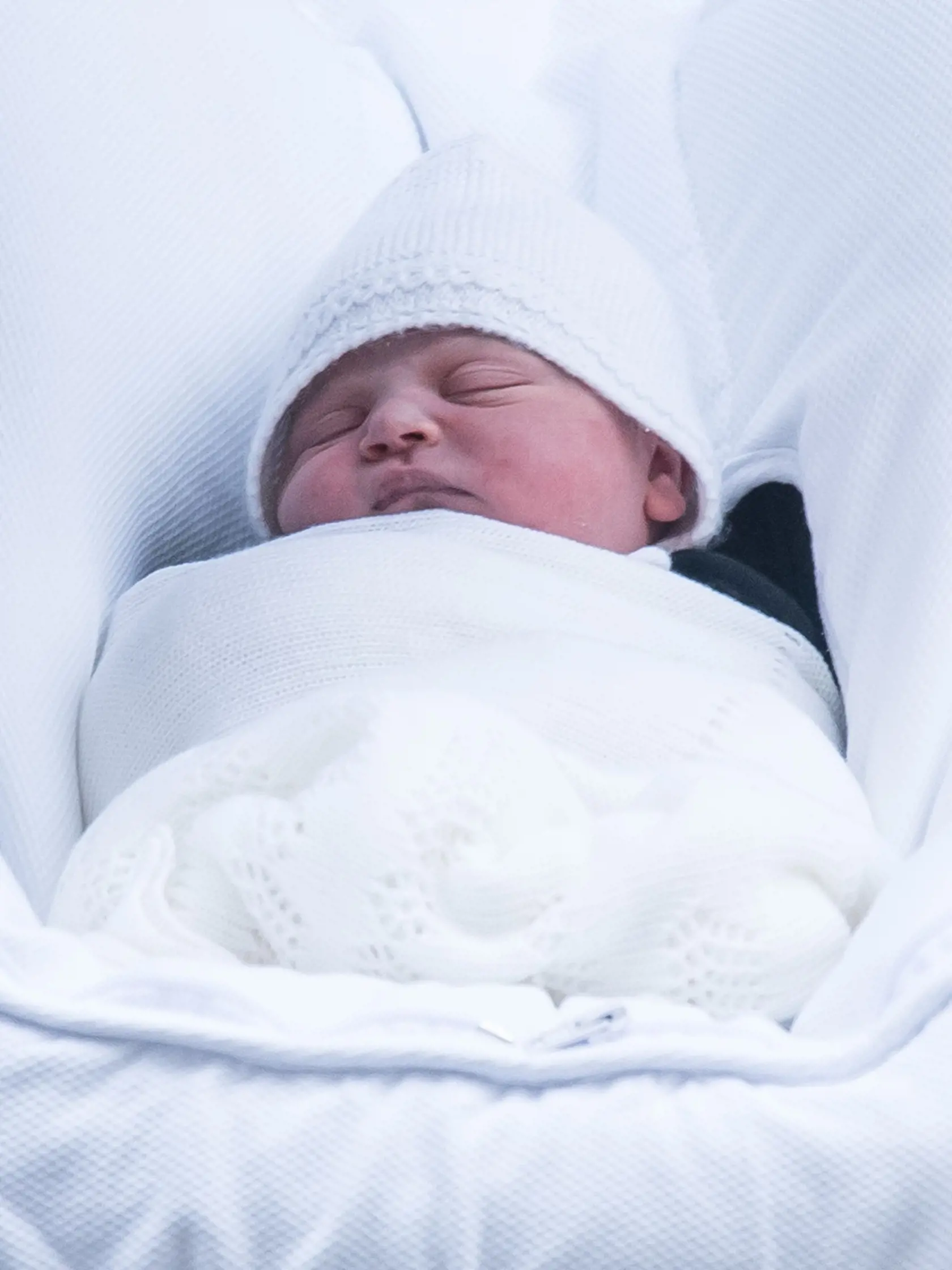 Princ William a vojvodkyňa Kate ukázali ich tretieho potomka.