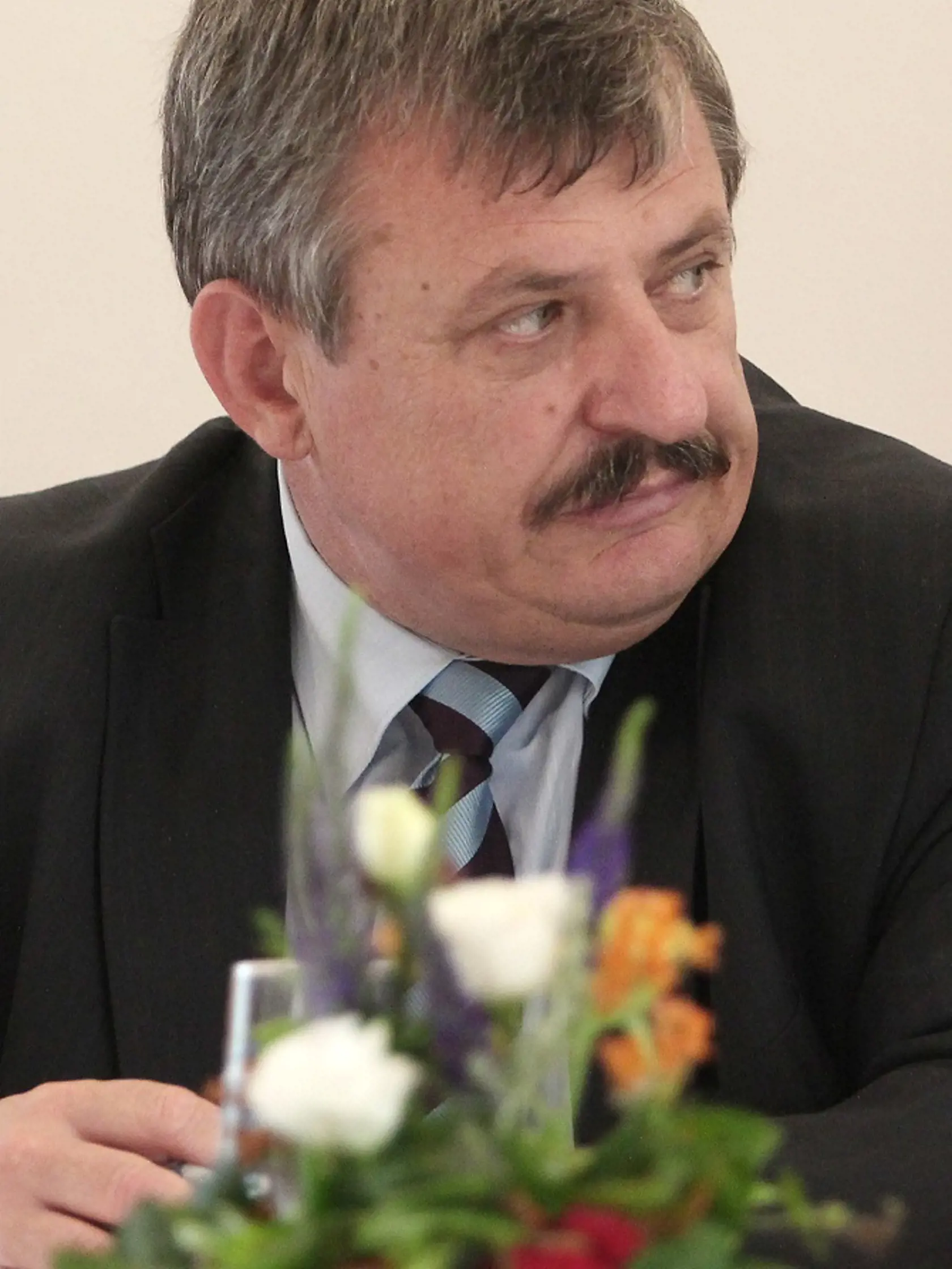 Podpredseda strany Slovenskej národnej strany (SNS) Anton Hrnko počas tlačovej konferencie po 19. mimoriadnom sneme SNS 6. septembra 2014 v hoteli Partizán na Táloch (okr. Brezno). FOTO TASR - Branislav Račko
