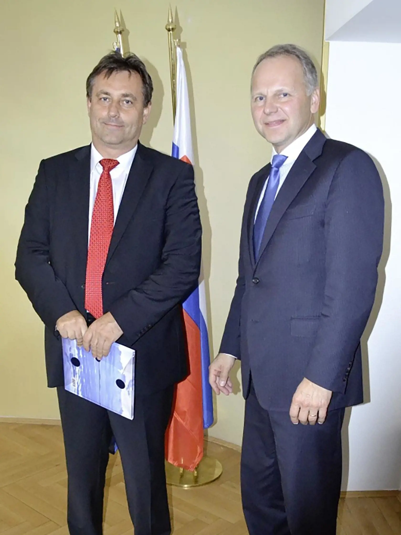 JAHNÁTKOV ČLOVEK Denisov otec. vľavo, pôsobil na ministerstve pôdohospodárstva.