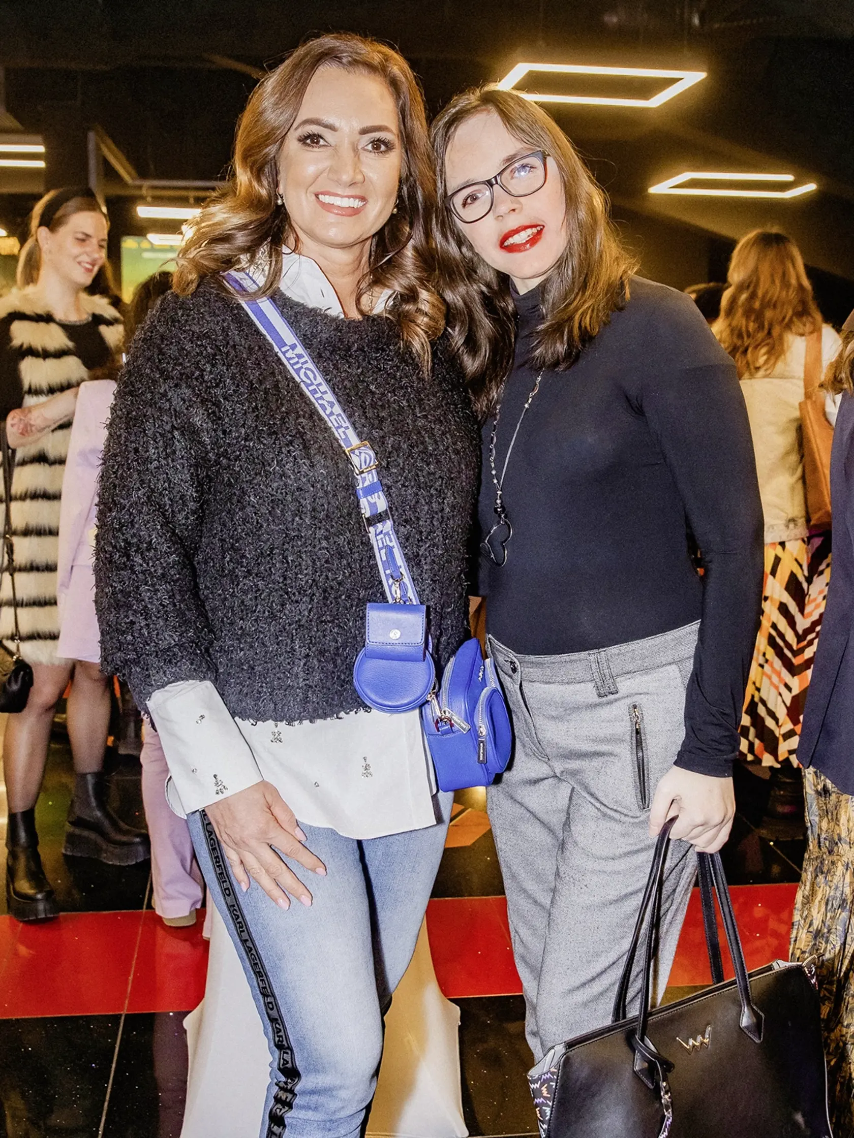 Na snímke Karin Majtánová s dcérou Karin počas slávnostnej premiéry filmu Buď chlap!