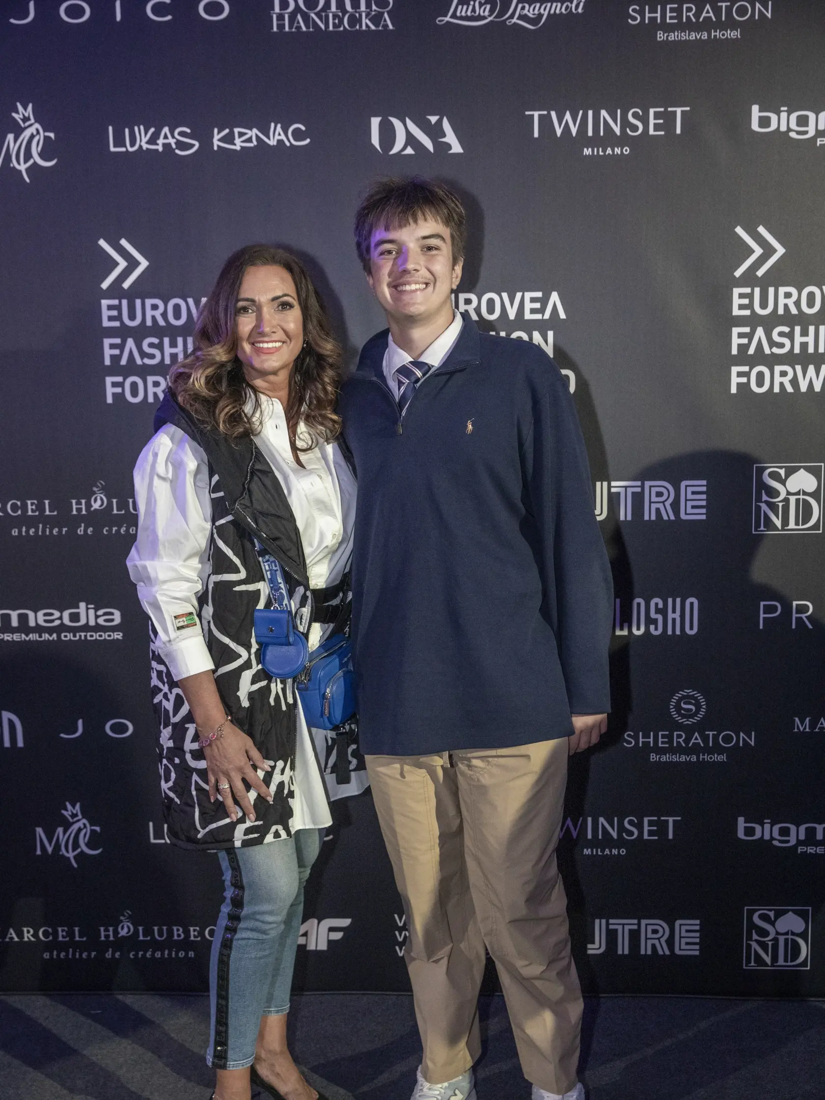 Na snímke je  módna prehliadka Eurovea Fashion Forward. Na fotke je slovenská moderátorka Karin Majtánová so synom.
