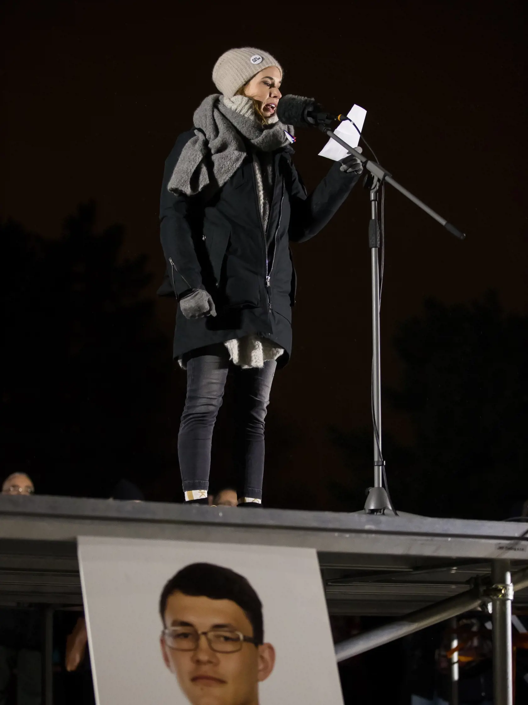 Táňa Pauhofová číta list od Pavly Holcovej na proteste Za slušné Slovensko. Holcová bola vtedy pod policajnou ochranou.