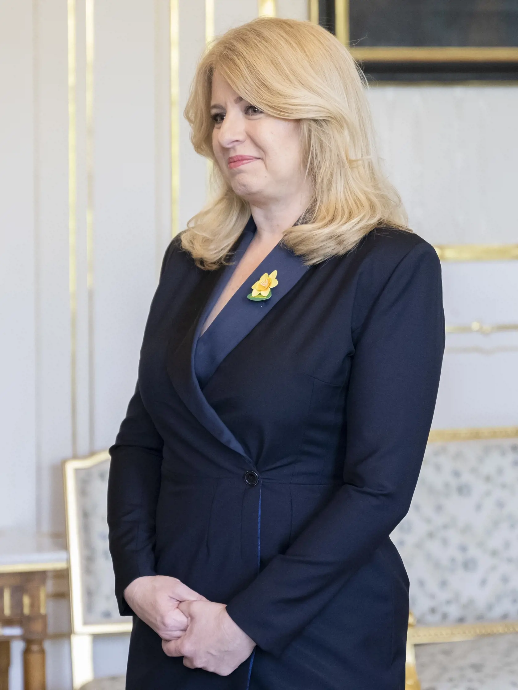 Prezidentka SR Zuzana Čaputová prijala zástupcov Ligy proti rakovine (LPR) pri príležitosti 28. ročníka Dňa narcisov v Prezidentskom paláci v Bratislave vo štvrtok 18. apríla 2024. Na snímke prezidentka SR Zuzana Čaputová, ktorej zástupkyne Ligy proti rakovine (LPR) pripli umelý kvet žltého narcisu pri príležitosti 28. ročníka Dňa narcisov v Prezidentskom paláci v Bratislave vo štvrtok 18. apríla 2024. Žltý narcis - živý alebo umelý je už 28 rokov na Slovensku symbolom verejnej zbierky na pomoc 