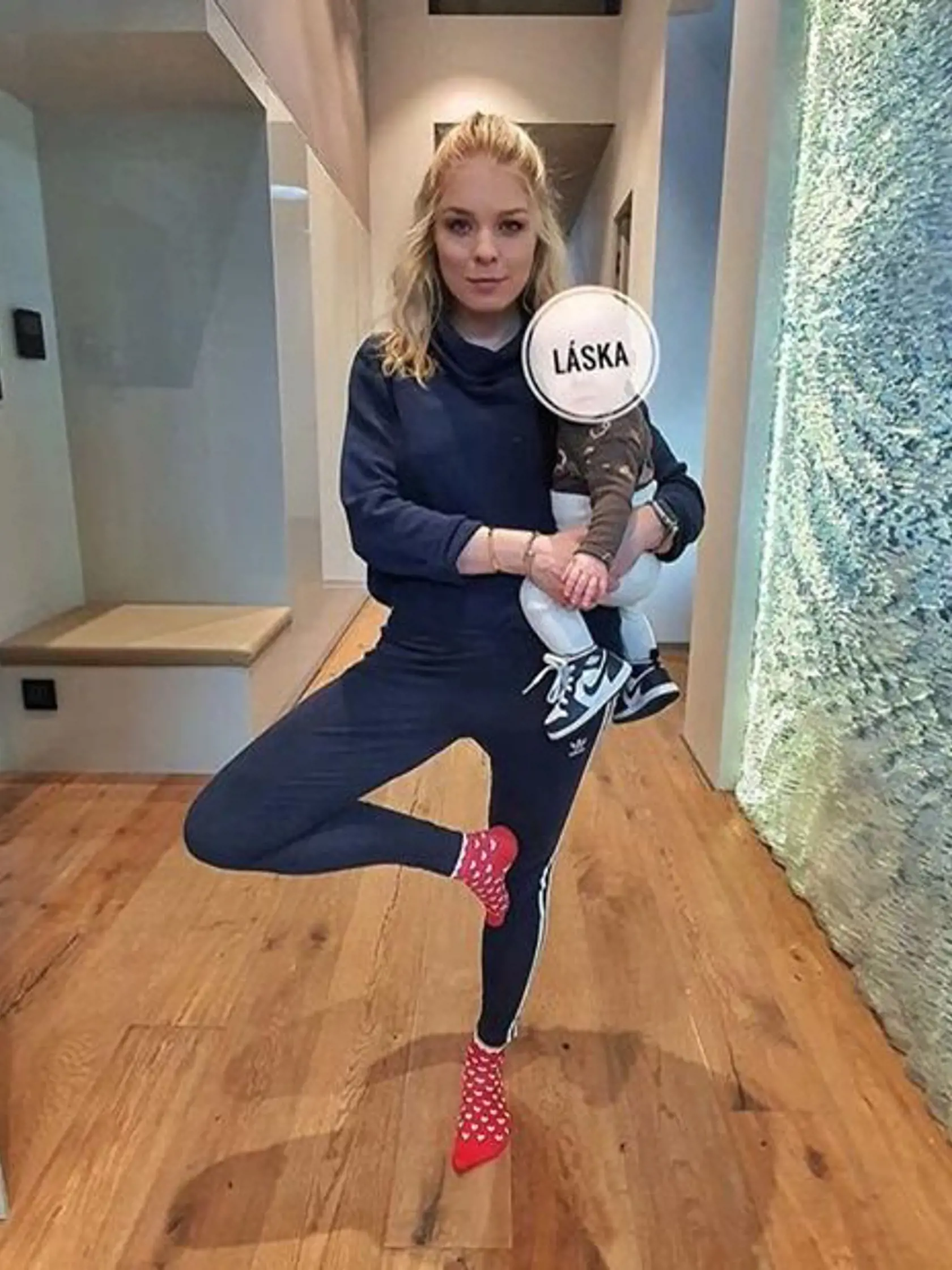 Veronika so Sajfom dcérku Sáru ukazujú iba zozadu alebo zboku.