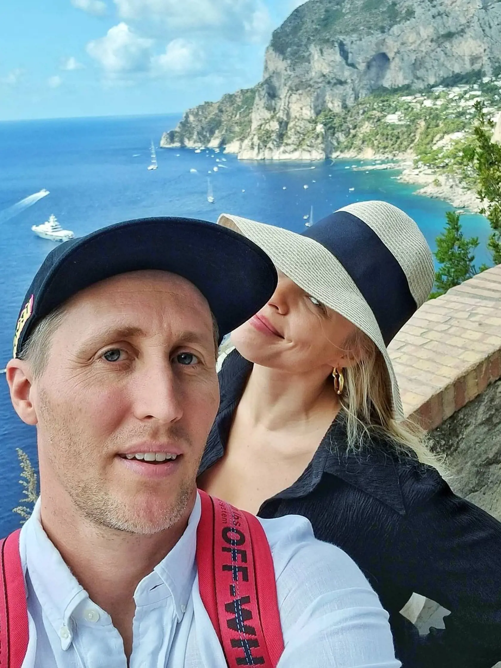 Veronika so Sajfom si užívajú dovolenku v talianskom Capri. Oslávili tam 5. výročie svadby.