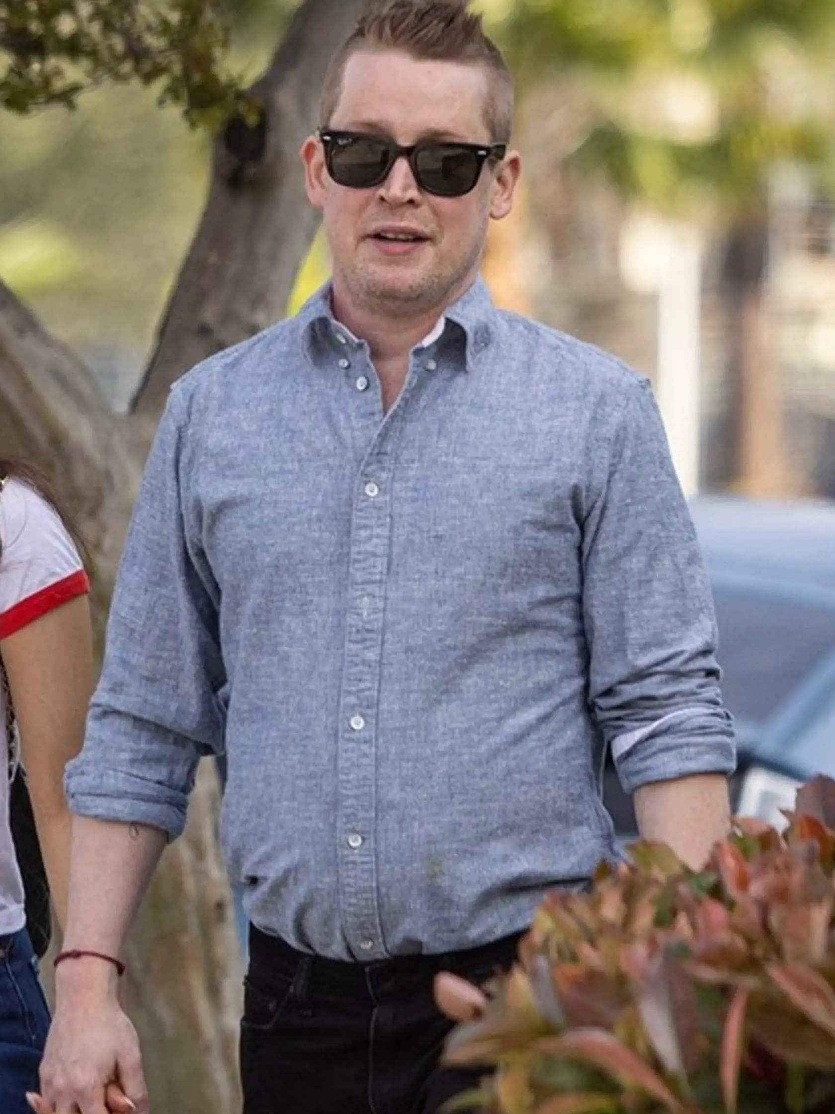Dvojnásobní rodičia Macaulay Culkin a jeho snúbenica Brenda Song prichytení na prechádzke.