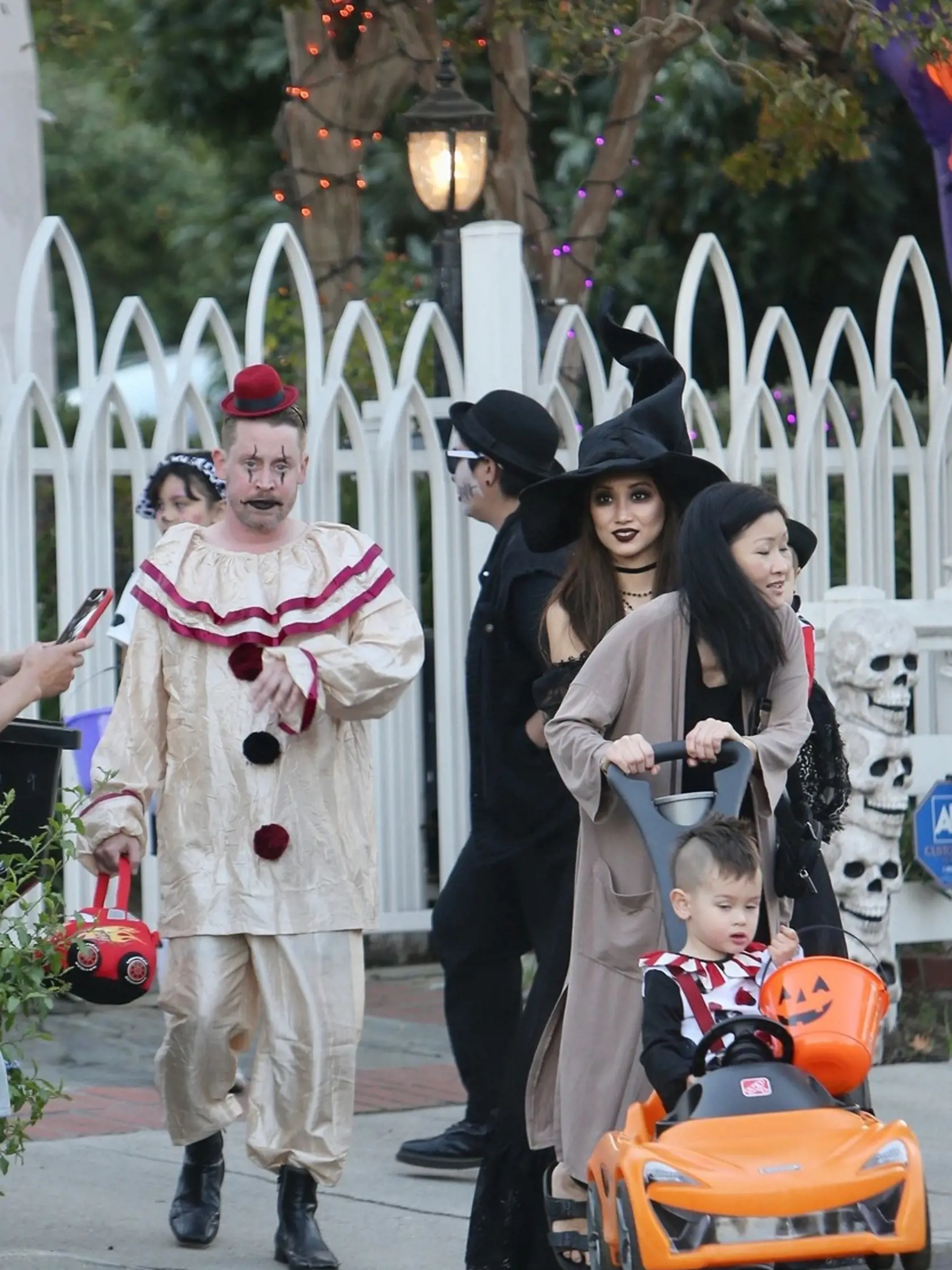 Macaulay Culkin a jeho snúbenica Brenda Song.