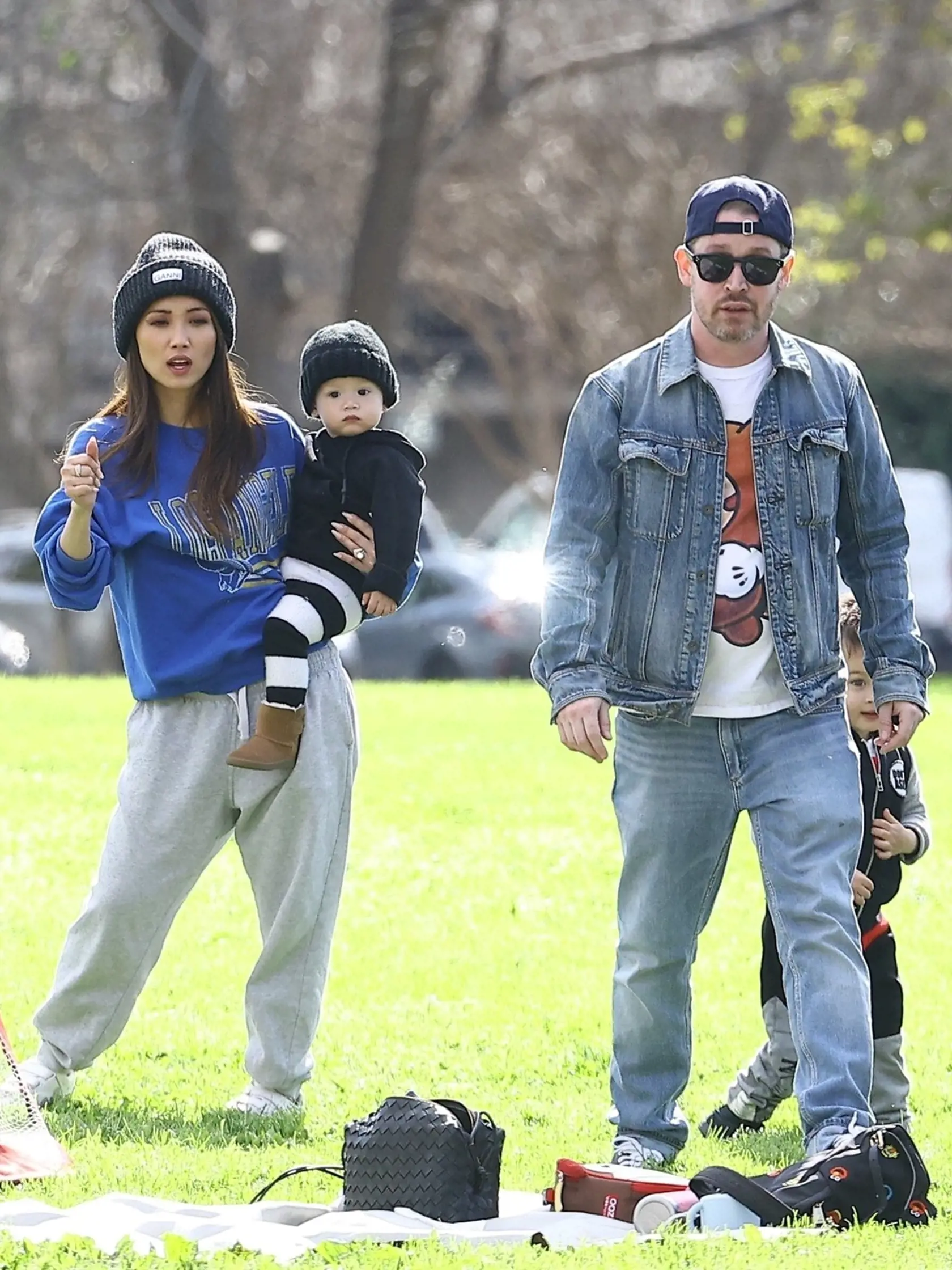 Macaulay Culkin a Brenda Song sa zabávajú so svojimi dvomi synmi.