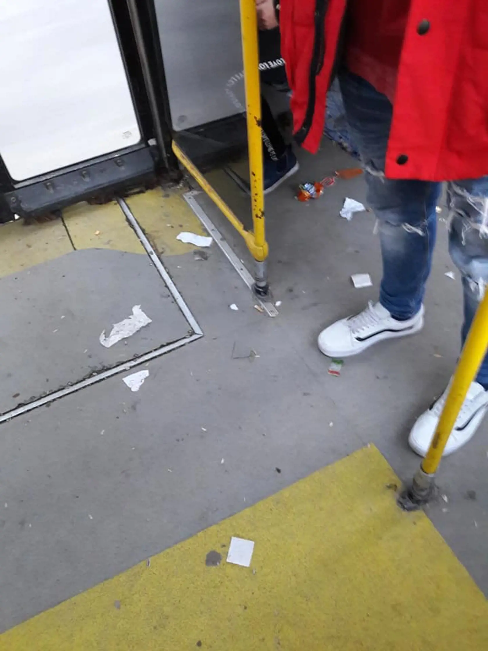 Podlaha autobusu číslo 11, ktorý premáva na neslávne  známe košické sídlisko Luník IX vyzerá tak, že si cestujúci po nástupe, vyprázdnia vrecka od nepotrebných veci.  Fotografiu vyhotovil Košičan, ktorý nastúpil omylom do tohto busu.