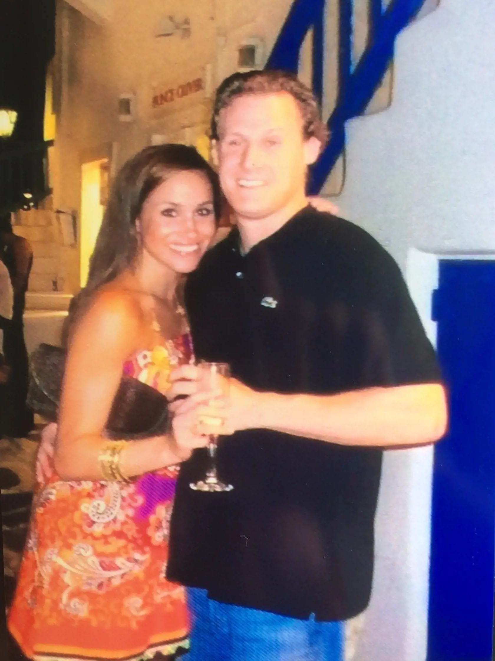 Nuž a nakoniec všetkým dobre známy Trevor Engelson (41). Americký filmový producent, ktorý tvoril pár s Meghan takmer 10 rokov. Vzali sa  v roku 2011 a rozviedli v roku 2013. Po rozvode bola tmavovláska sama, až našla svojho princa.