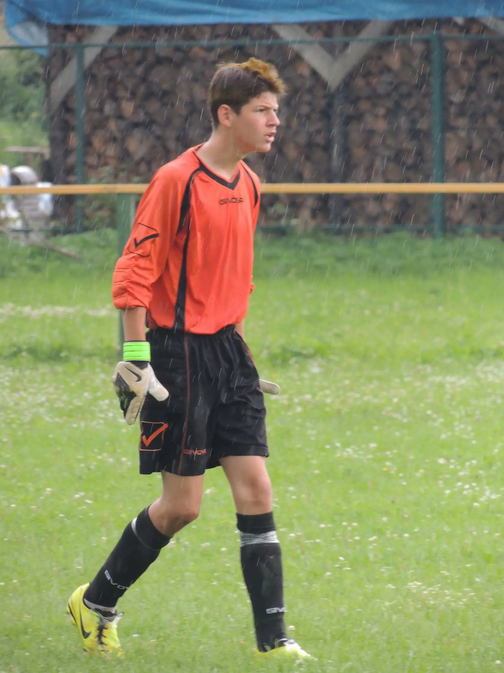 Števo hrával futbal. 
