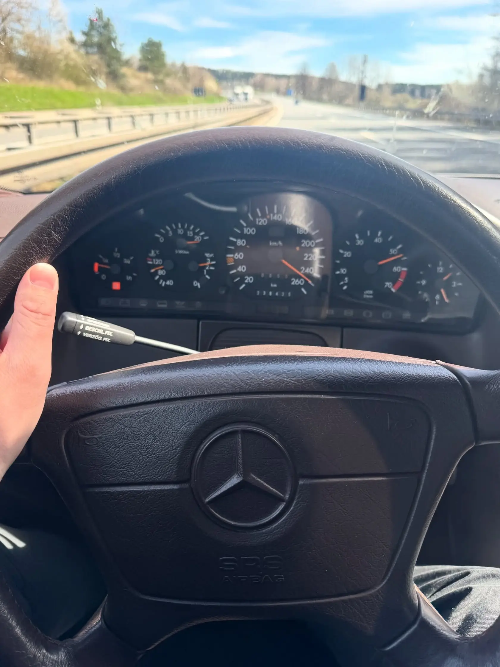 Tachometer na Turekovom mercedese ukazoval 250 km/h.