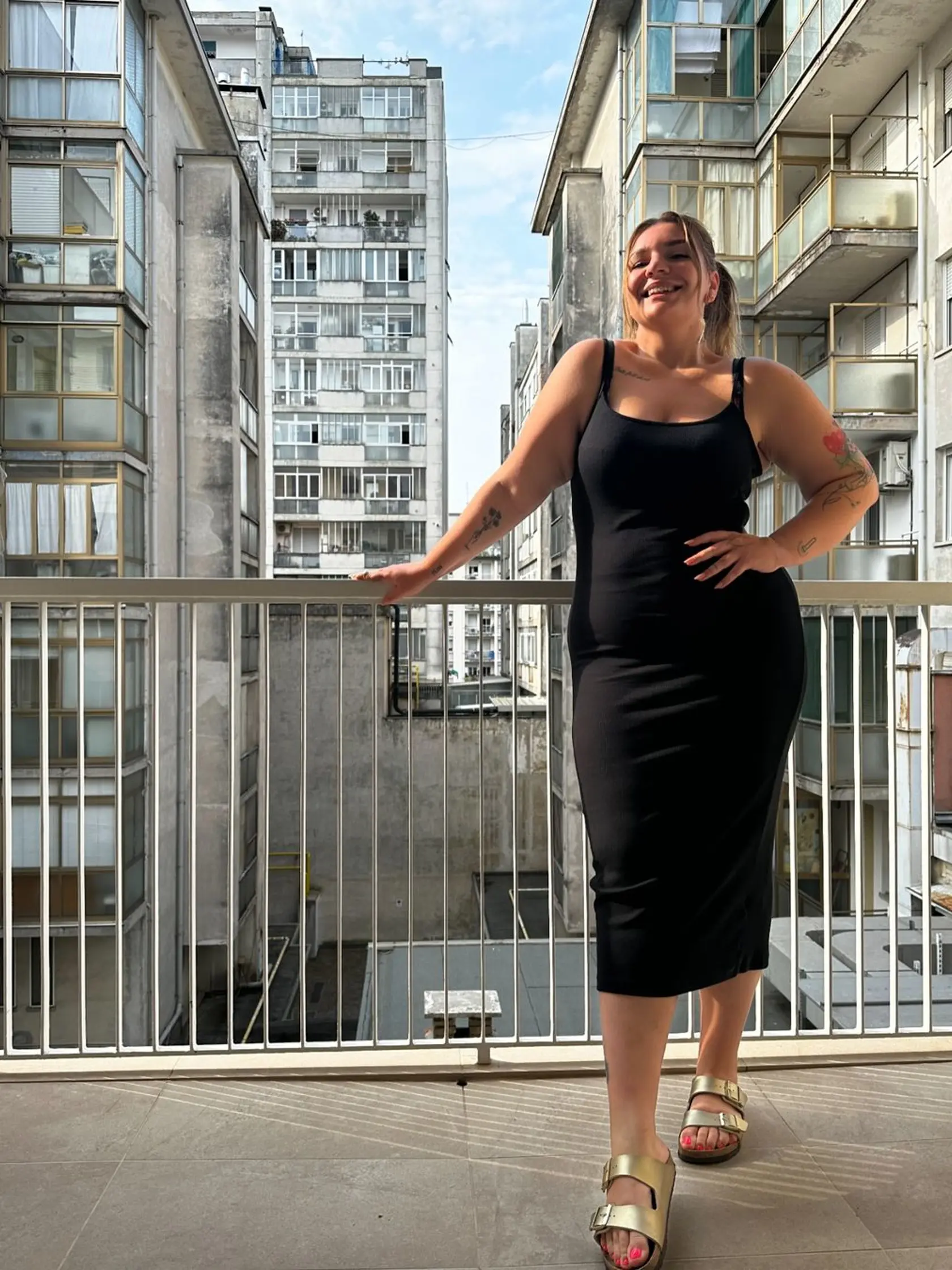 Simona vytiahla na dovolenke sexi čierne šaty a komplimenty sa začali sypať.