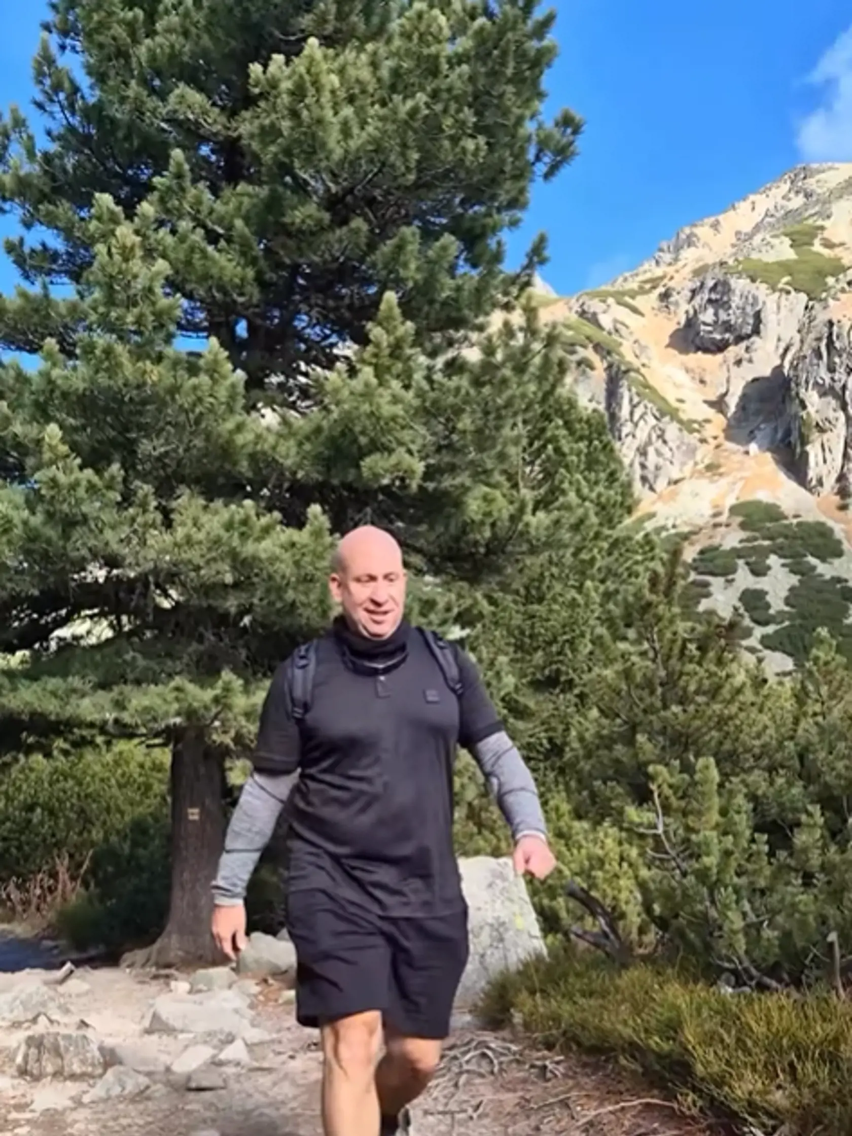 Minister dopravy Jozef Ráž (Smer) si poriadne vyšliapol. „Počasie na jesennú turistiku je priam ideálne, a tak sme si to dnes vyšľapali na vodopád Skok vo Vysokých Tatrách,“ prihlásil sa šéf rezortu dopravy zo slovenských veľhôr.