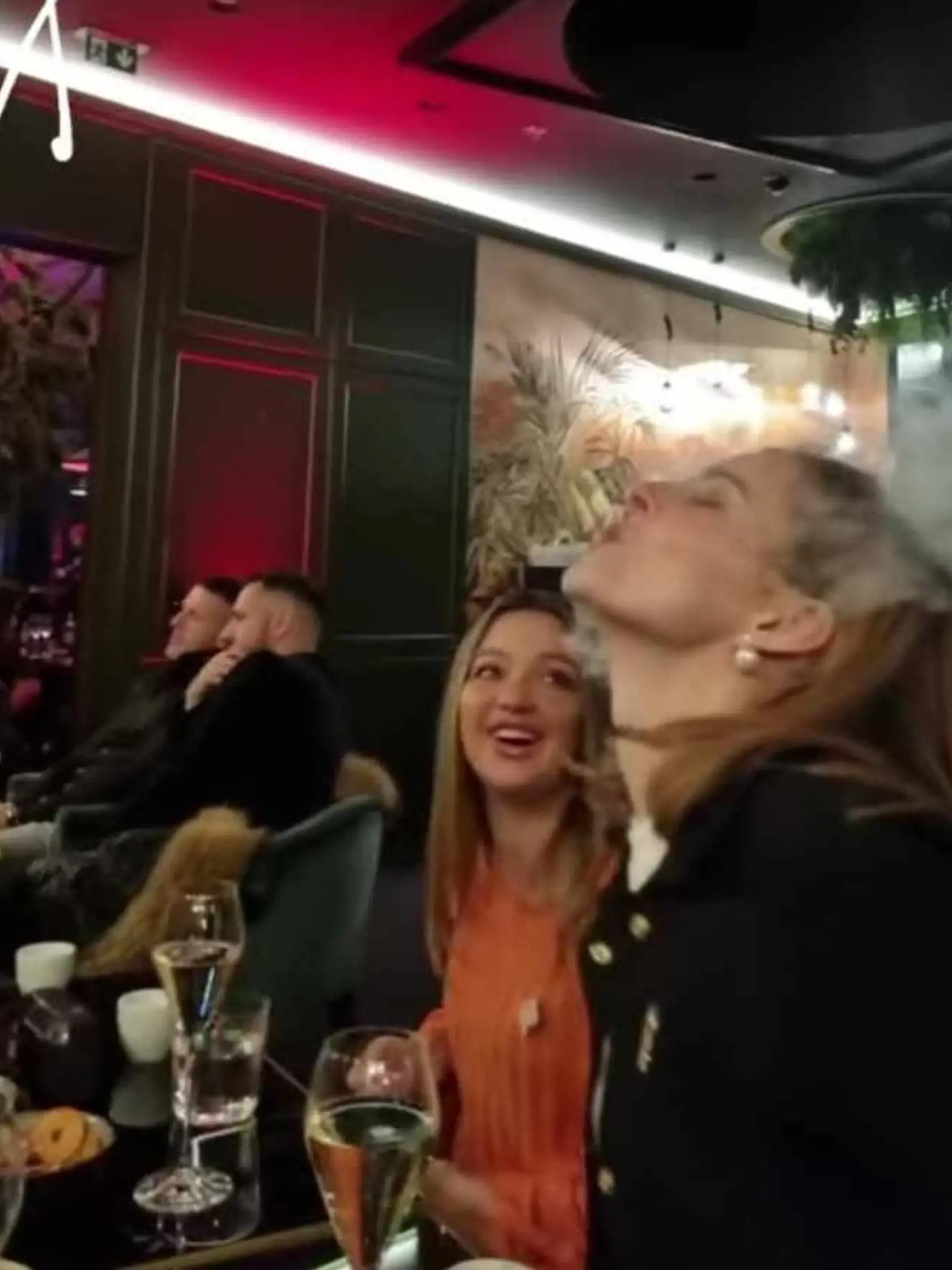 Nevynechala tradície a pred svadbou si vyhodila z kopýtka.