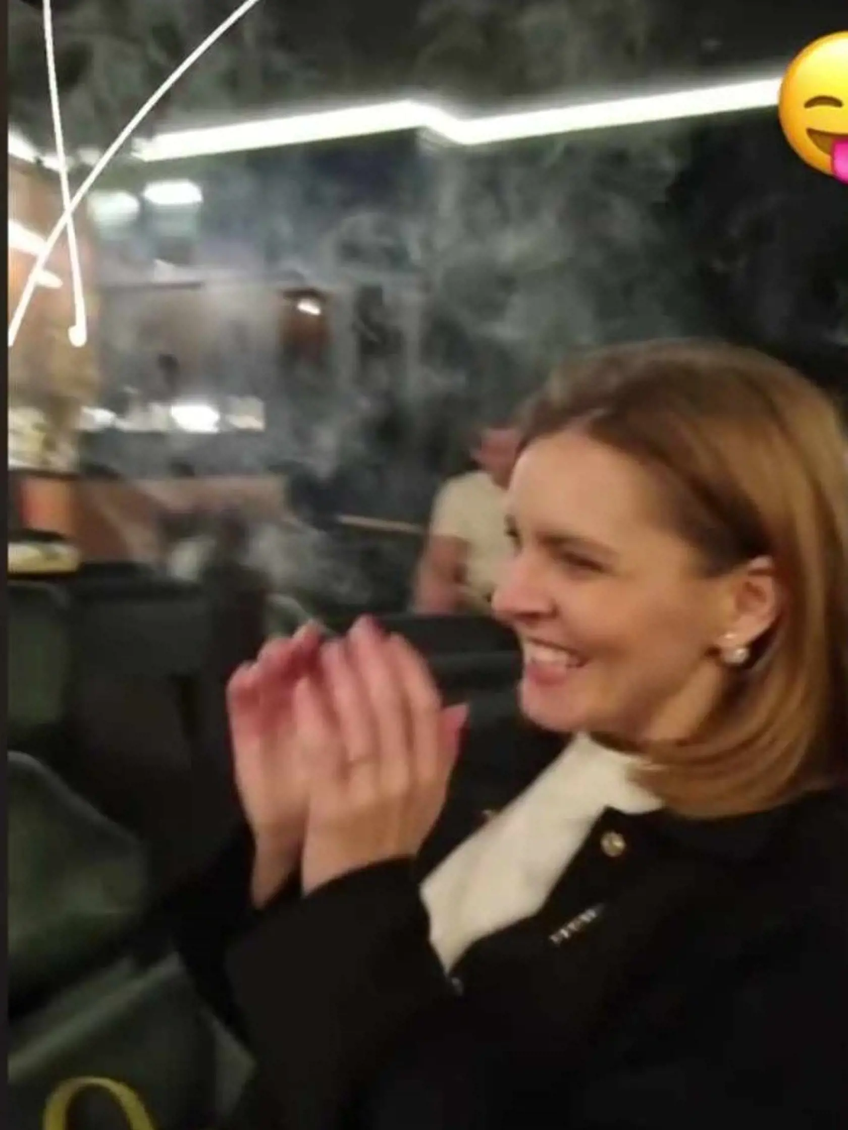 Svoj večer si užila v spoločnosti kamošiek.