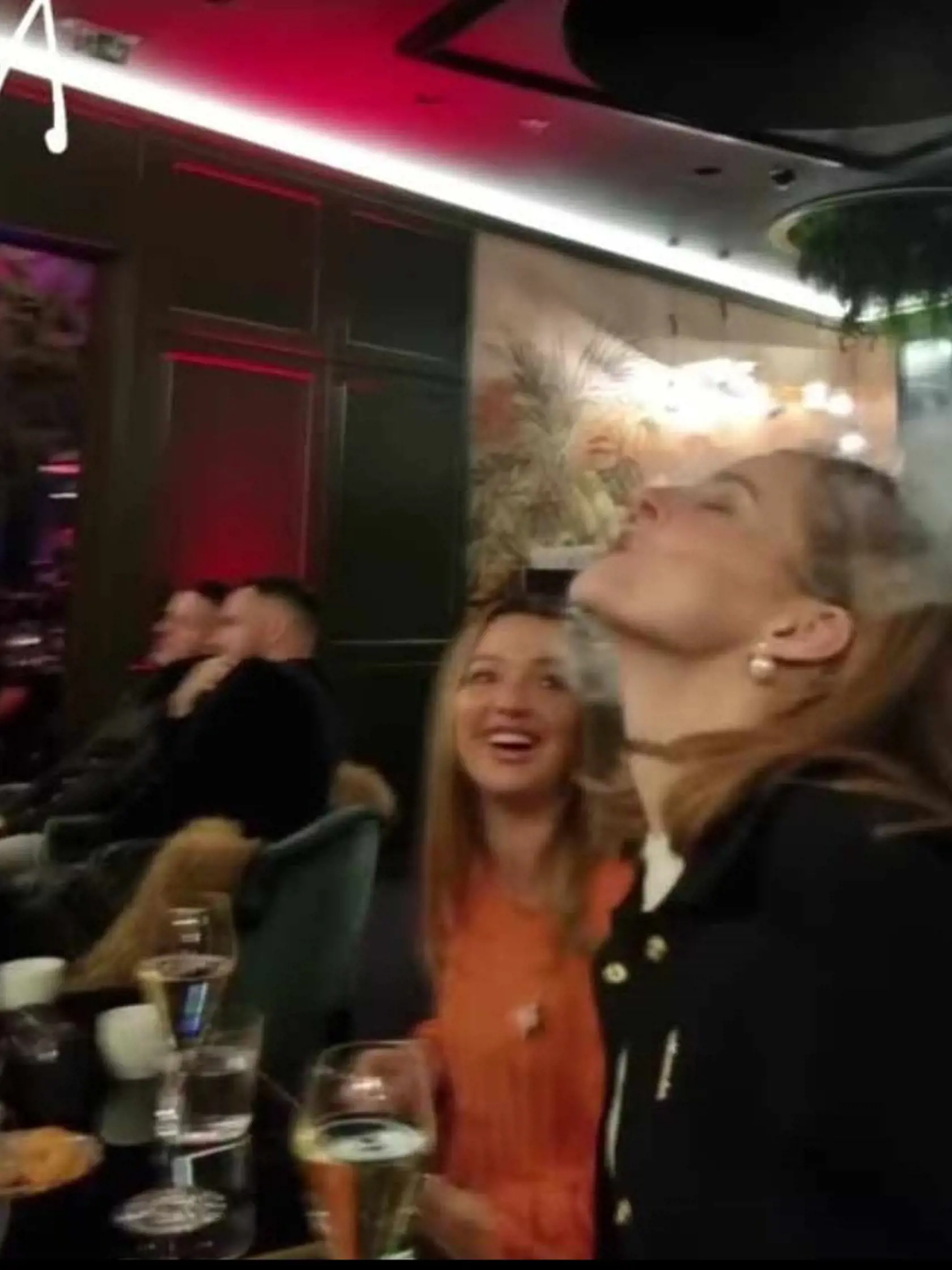 Svoj večer si užila v spoločnosti kamošiek.