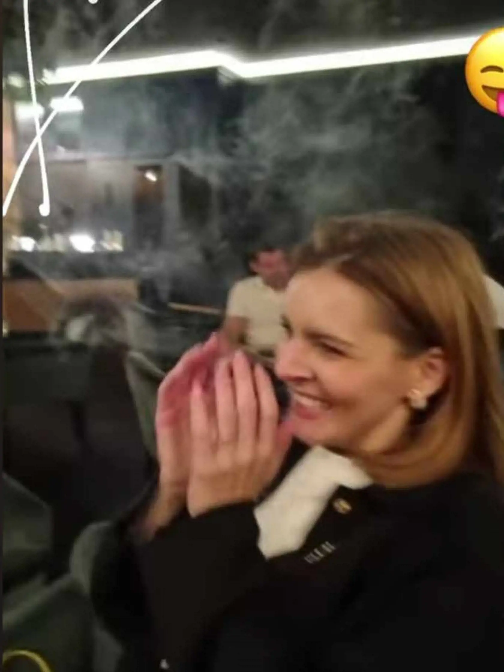 Svoj večer si užila v spoločnosti kamošiek.