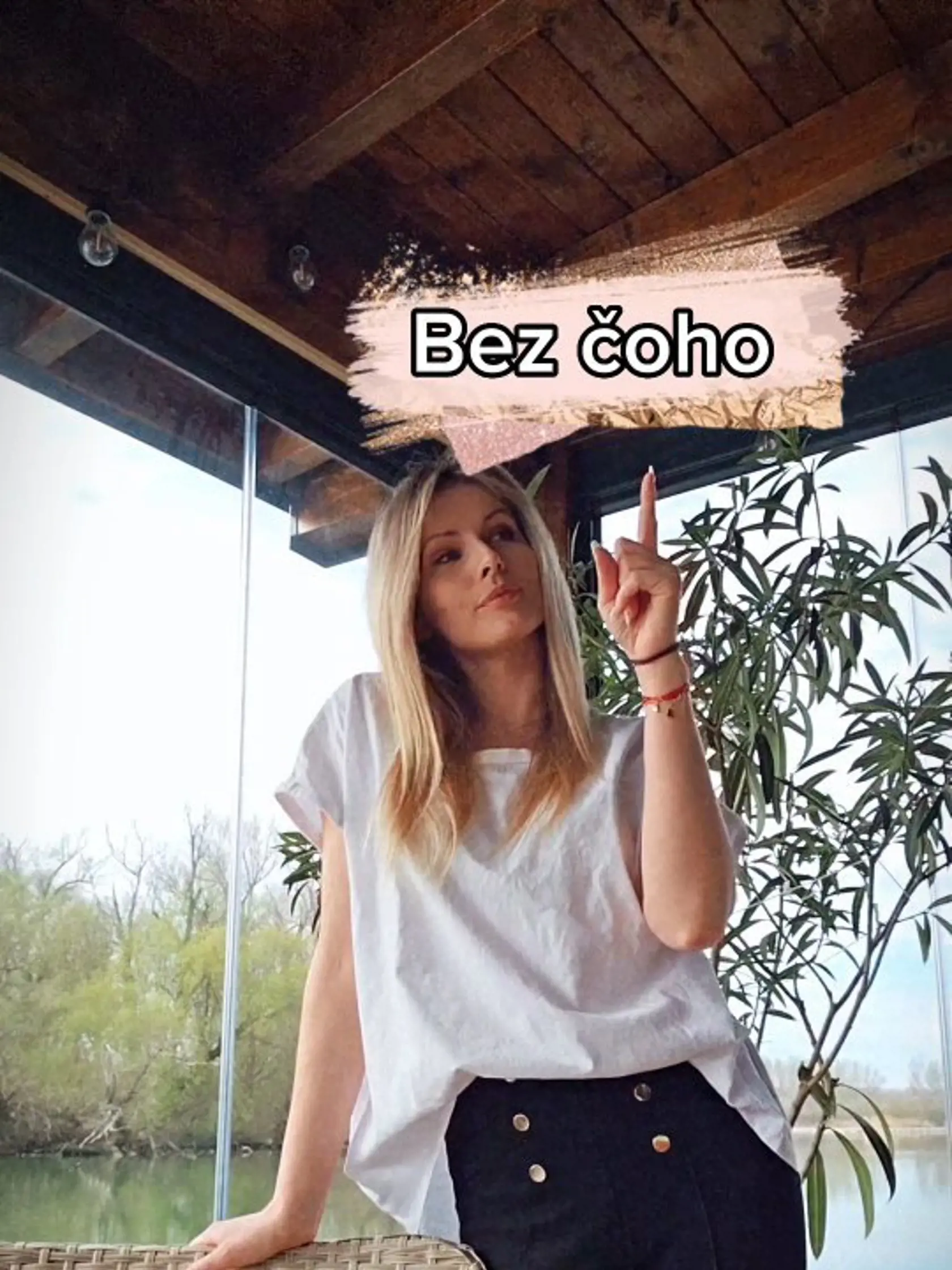 Miriam Kalisová na terase svojho hausbótu.