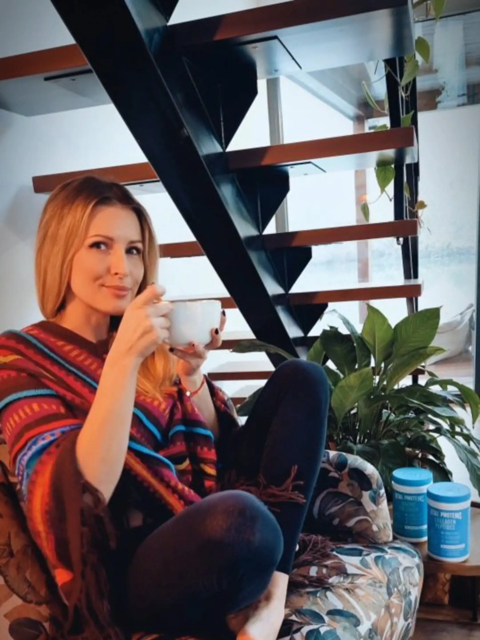 Miriam Kalisová na terase svojho hausbótu.