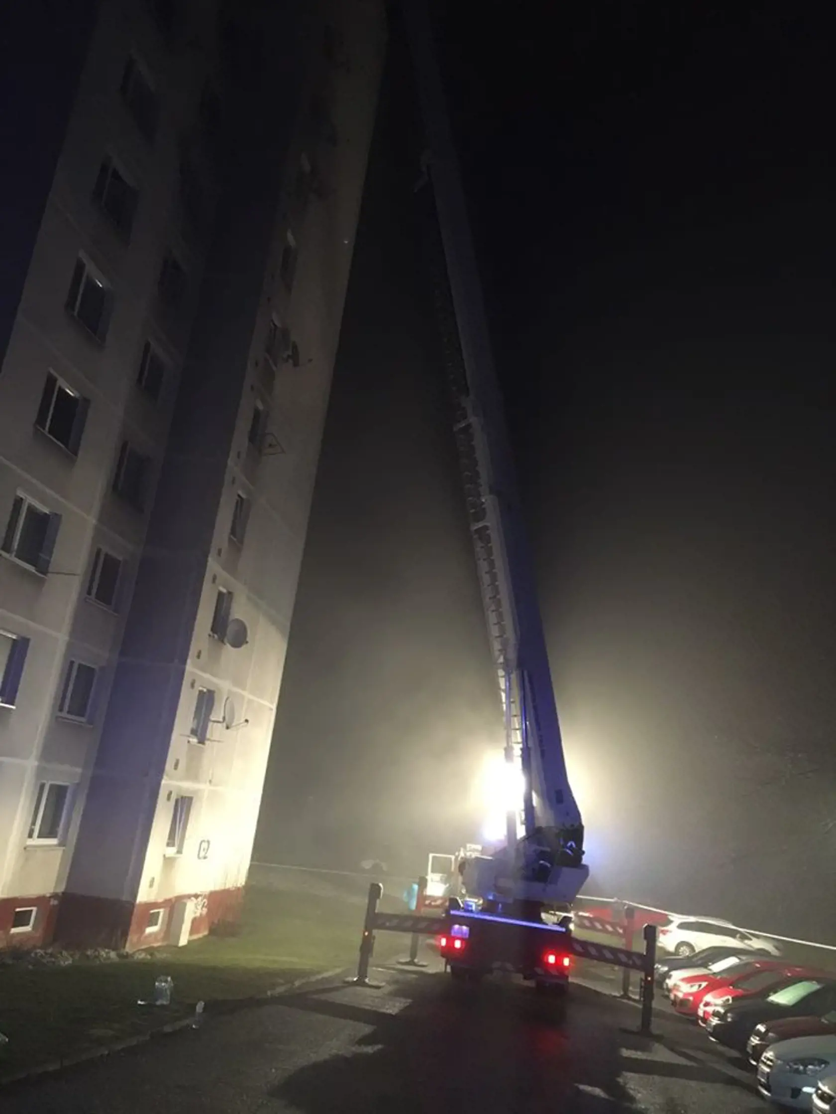 Bardejov - sedem obyvateľov museli zachraňovať pomocou výškovej techniky.