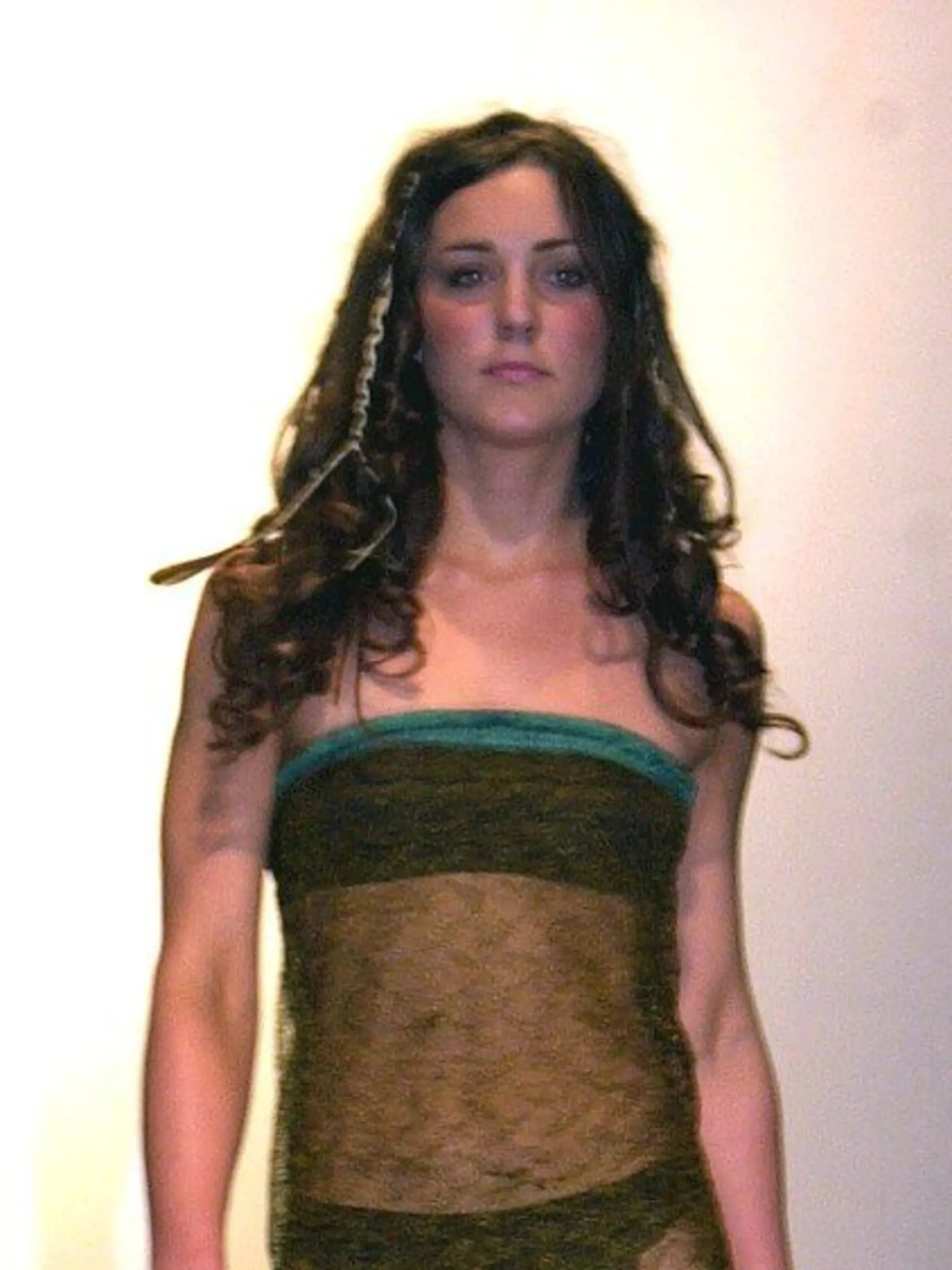 2002: Kate ako 20-ročná na University of St. Andrew. William niekde mimo záberu lačne prehĺta a netuší, že už o pár rokov si túto sexicu povedie k oltáru.