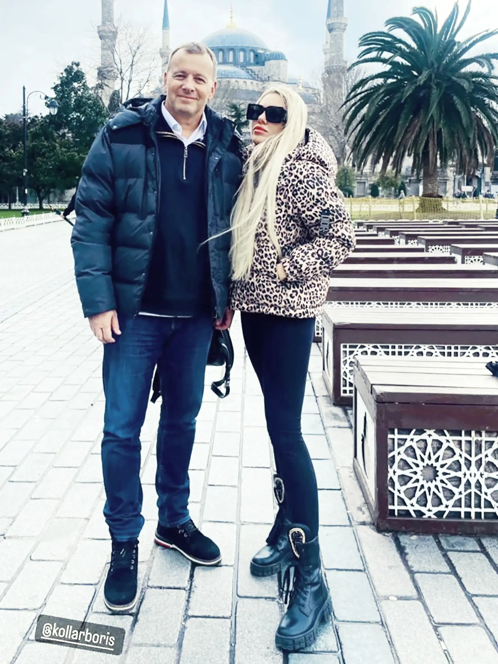 V Istanbule. Spoločnosť v cudzine mu robí Laura Vizváryová.