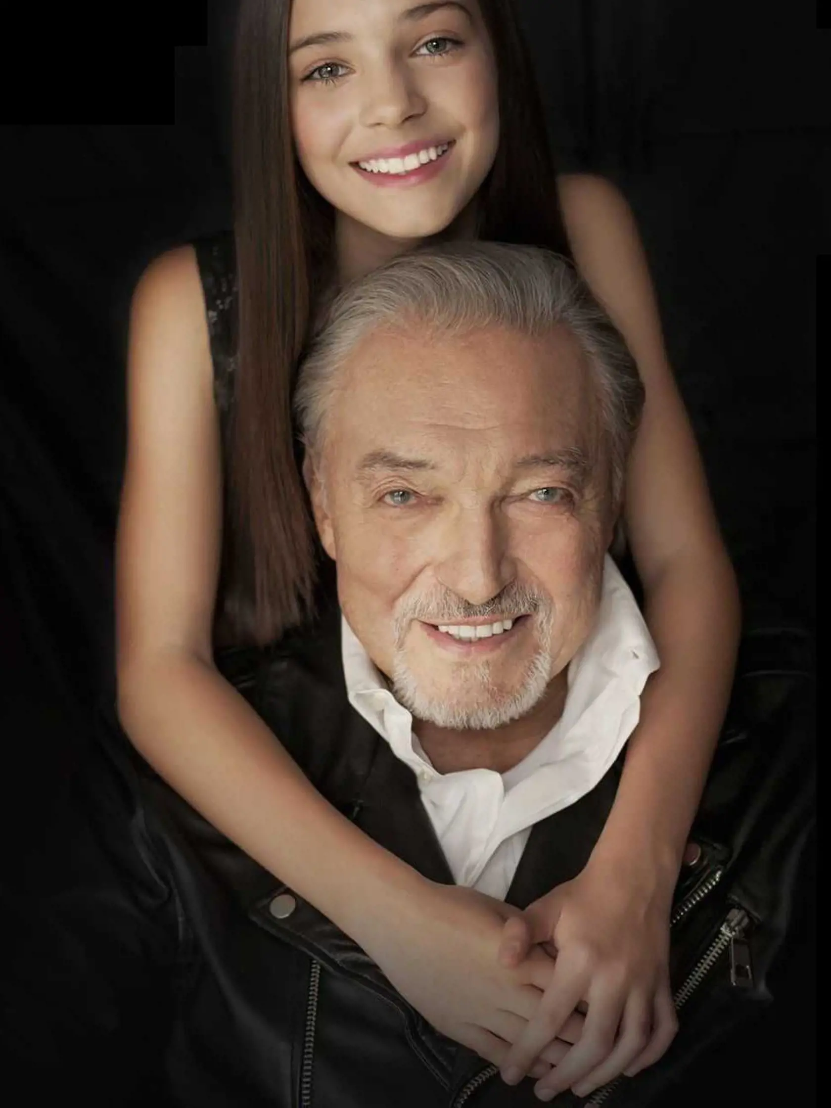 Český spevák Karel Gott (79) svojej dcére Charlotte (13) dal ten najkrajší darček - naspieval s ňou spoločné dueto „Srdce nehasnou“.