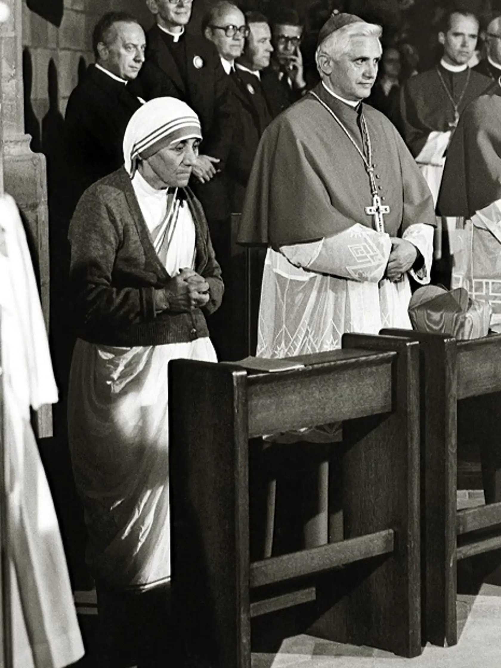 WA 21 archív Freiburg - Na archívnej snímker zo septembra 1978   Matka Tereza (vľavo) a nemecký kardinál Joseph Ratzinger počas svätej omše pri príležitosti  Dňa nemeckých katolíkov vo Freiburgu.  Kardinála Ratzingera zvolili 19. apríla 2005  vo veku 78 rokov za pápeža. Po voľbe si zvolil za svoje meno Benedikt XVI. Svätý Otec  11. februára 2013 oznámil, že odstúpi zo svojho úradu. Zdôvodnil to ubúdaním fyzických i psychických síl a pribúdajúcim vekom. K tomuto kroku sa odhodlal ako prvý pápež p