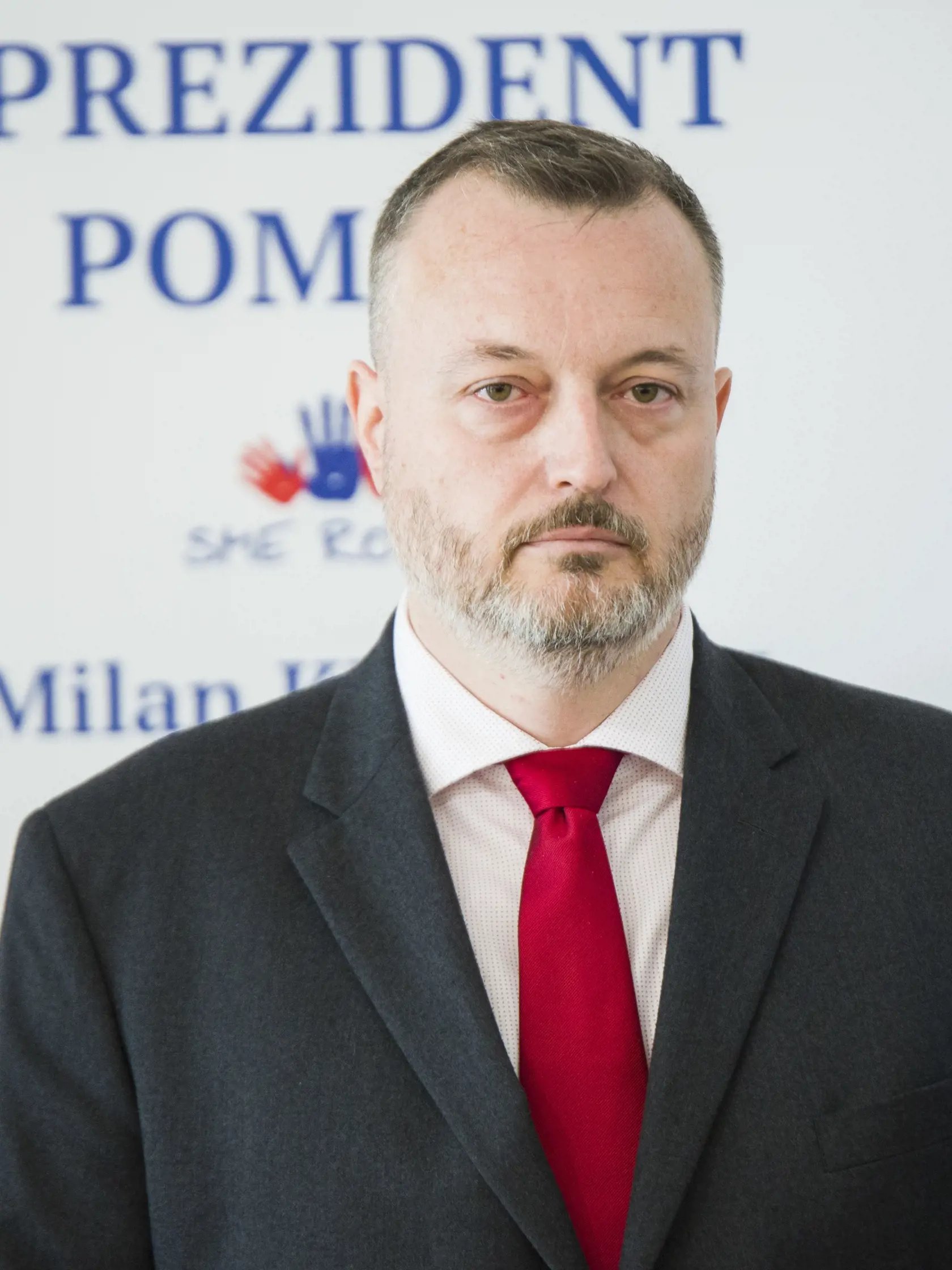 Milan Krajniak (46) Sme rodina. Plusy: - dokáže argumentovať, pro life aktivisti ho určite „žerú“ pre jeho konzervatívne názory, ako katolík dokáže akceptovať aj mimomanželský sex a pásovú výrobu detí (svojho šéfa). Mínusy: veľké ambície, málo pokory, veľký konzervatívec, pre voľnomyšlienkarov nevoliteľný.