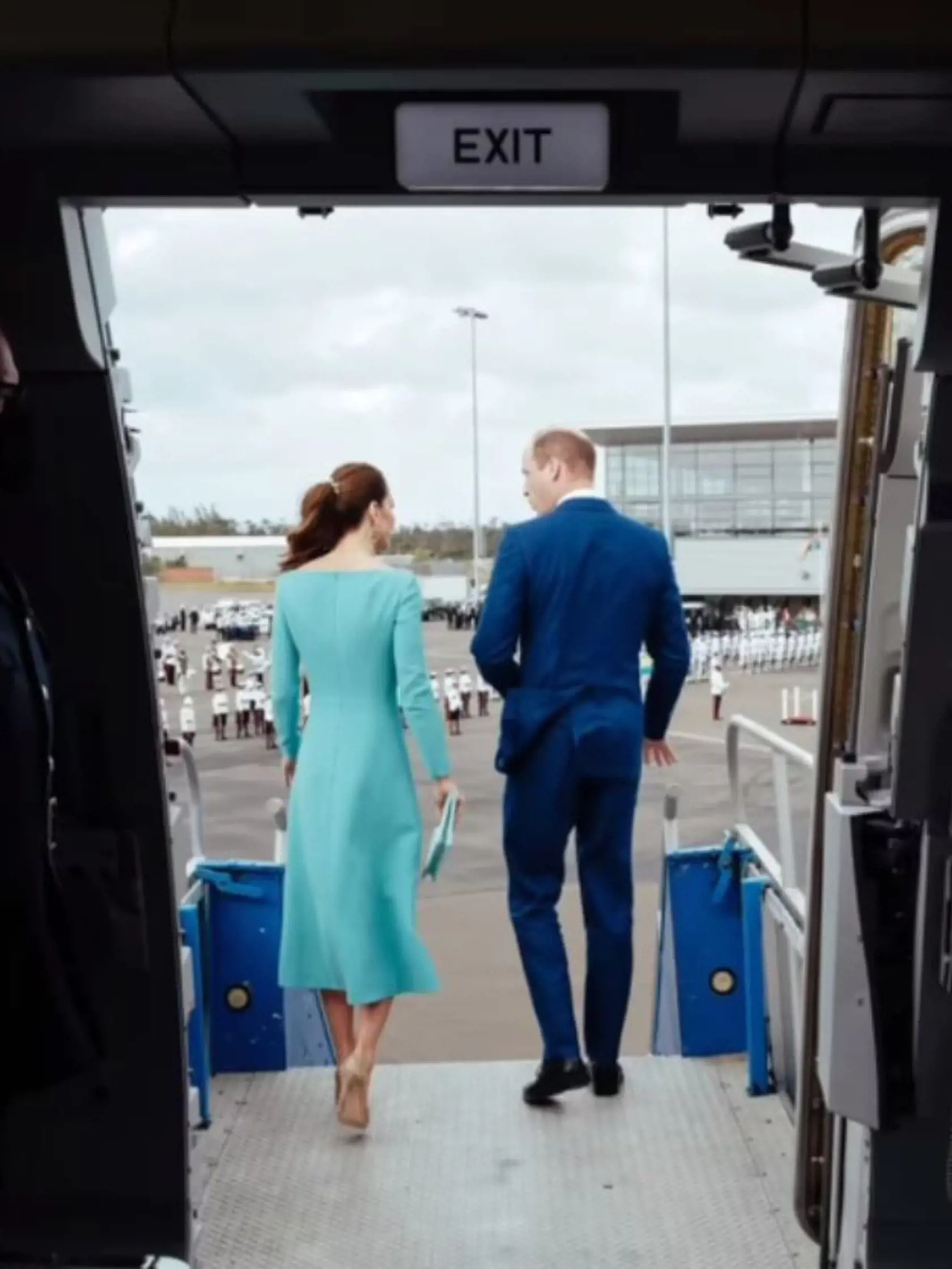 Princ William a vojvodkyňa Kate si najali súkromného fotografa, ktorý zdokumentoval ich kráľovské turné po Karibiku.