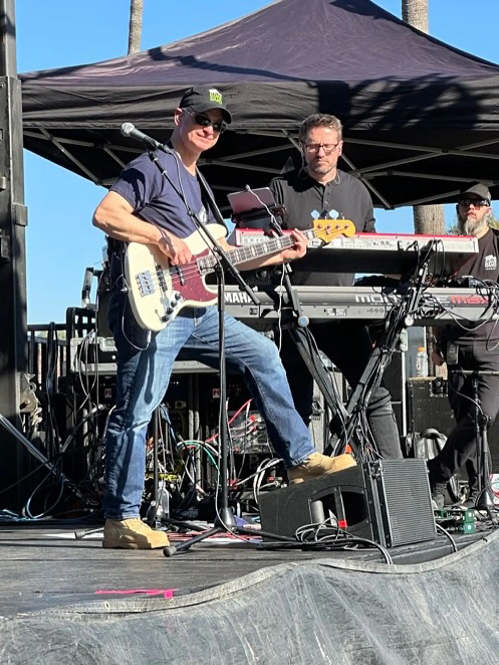 Herec Gary Sinise je tiež nadaným hudobníkom. So skupinou Lt. Dan Band, pomenovanej podľa poručíka Dana z Forresta Gumpa, hráva na vojenských základniach. 